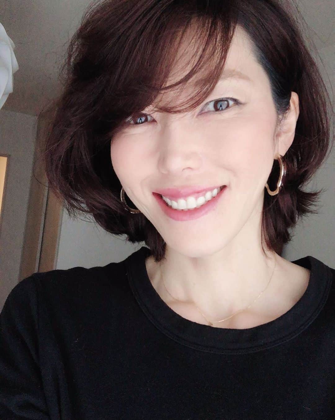 のインスタグラム：「ウォーキングスタイリスト清水春名です。久しぶりにバッサリショートにしました😊 スッキリ✨  私、クセ毛でして、乾かすと自然にえりあしが外ハネしてくれて、顔周りは内側にくるんとカールしてくれます。とっても便利！  今回カットしていただいたのは、表参道ヒステリアの白岩淳子さん。クセ毛を自在に操る神スタイリストさんです！クセ毛にお悩みの方、最近まとまらないという方はぜひ行ってみてくださいね！悩みが解決しますよ😊  #ウォーキングスタイリスト #清水春名 #ショートヘア  #ショートボブ  #ヒステリア  #白岩淳子  #クセ毛を活かす #富岡佳子さんボブに憧れる」