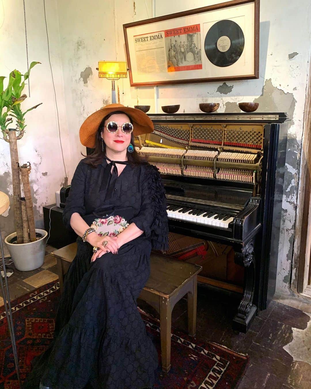 ジェニファー・ティリーさんのインスタグラム写真 - (ジェニファー・ティリーInstagram)「Getting ready to play a little piano here... 🎹 #PreservationHall #NewOrleans」11月25日 10時54分 - jennifertilly
