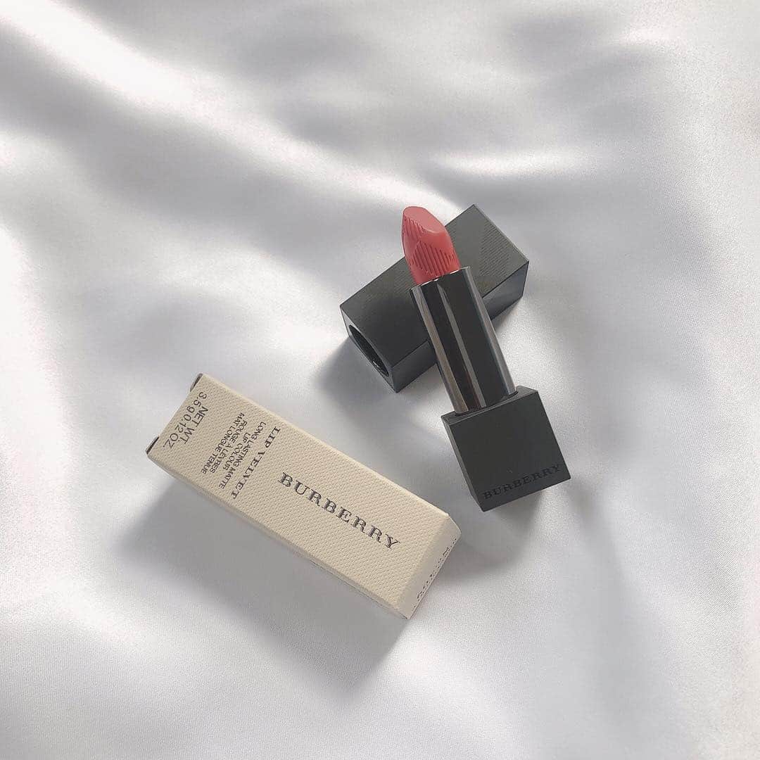 MERY BEAUTYさんのインスタグラム写真 - (MERY BEAUTYInstagram)「. 2017年に、日本での店舗販売に幕を下ろした『Burberry Beauty（バーバリー ビューティー）』のコスメたち。 チークやリップなど、バーバリーらしい見た目の上品な可愛さが残ります。そのため、今でもずっと支持を集めているんですよ。 . 現在ではイギリスやアメリカなどの海外で買うことができるので、旅行で訪れた際にはぜひ立ち寄ってみてくださいね。 . Burberry Beauty（ @burberrybeauty ） （1枚目）ザ チークパレット （2枚目）リップベルベッド （3枚目）リキッドリップベルベット . photo by @akdb_88 @nanacho1116 @lapin._.rose . MERYでは他にも「かわいい」に近づくさまざまな情報を発信しています。 @mery.jp かわいいに近づく情報をたっぷりご紹介！ @mery_spot 話題のカフェやお出かけスポット情報をお届け♡ こちらもぜひチェックしてみてください！」11月25日 11時00分 - mery.beauty