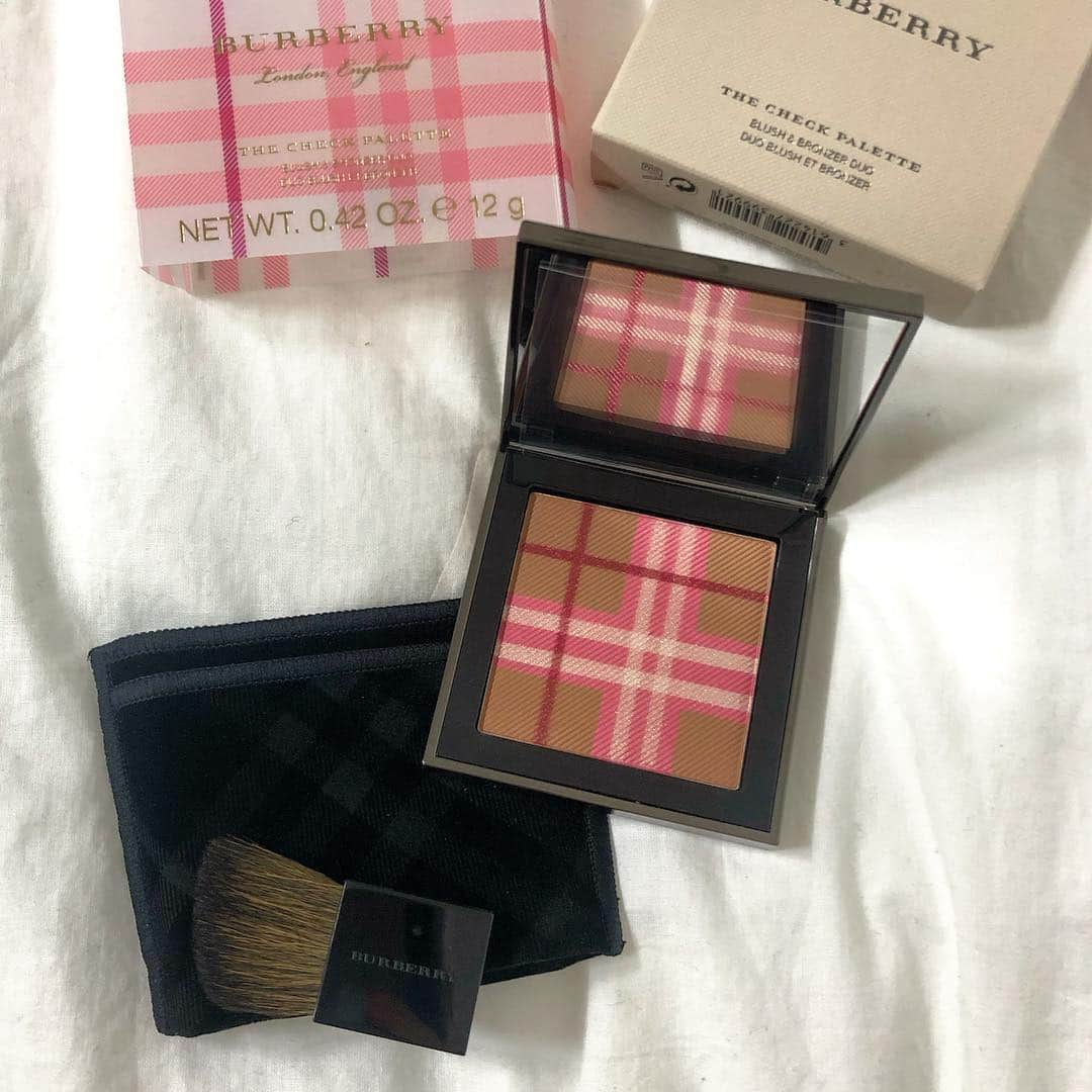 MERY BEAUTYさんのインスタグラム写真 - (MERY BEAUTYInstagram)「. 2017年に、日本での店舗販売に幕を下ろした『Burberry Beauty（バーバリー ビューティー）』のコスメたち。 チークやリップなど、バーバリーらしい見た目の上品な可愛さが残ります。そのため、今でもずっと支持を集めているんですよ。 . 現在ではイギリスやアメリカなどの海外で買うことができるので、旅行で訪れた際にはぜひ立ち寄ってみてくださいね。 . Burberry Beauty（ @burberrybeauty ） （1枚目）ザ チークパレット （2枚目）リップベルベッド （3枚目）リキッドリップベルベット . photo by @akdb_88 @nanacho1116 @lapin._.rose . MERYでは他にも「かわいい」に近づくさまざまな情報を発信しています。 @mery.jp かわいいに近づく情報をたっぷりご紹介！ @mery_spot 話題のカフェやお出かけスポット情報をお届け♡ こちらもぜひチェックしてみてください！」11月25日 11時00分 - mery.beauty