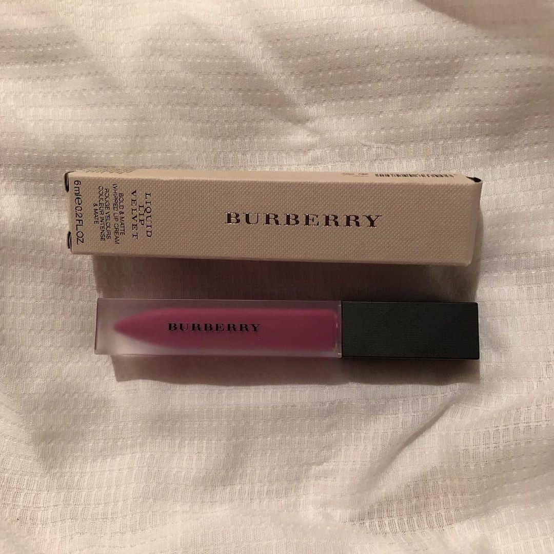 MERY BEAUTYさんのインスタグラム写真 - (MERY BEAUTYInstagram)「. 2017年に、日本での店舗販売に幕を下ろした『Burberry Beauty（バーバリー ビューティー）』のコスメたち。 チークやリップなど、バーバリーらしい見た目の上品な可愛さが残ります。そのため、今でもずっと支持を集めているんですよ。 . 現在ではイギリスやアメリカなどの海外で買うことができるので、旅行で訪れた際にはぜひ立ち寄ってみてくださいね。 . Burberry Beauty（ @burberrybeauty ） （1枚目）ザ チークパレット （2枚目）リップベルベッド （3枚目）リキッドリップベルベット . photo by @akdb_88 @nanacho1116 @lapin._.rose . MERYでは他にも「かわいい」に近づくさまざまな情報を発信しています。 @mery.jp かわいいに近づく情報をたっぷりご紹介！ @mery_spot 話題のカフェやお出かけスポット情報をお届け♡ こちらもぜひチェックしてみてください！」11月25日 11時00分 - mery.beauty