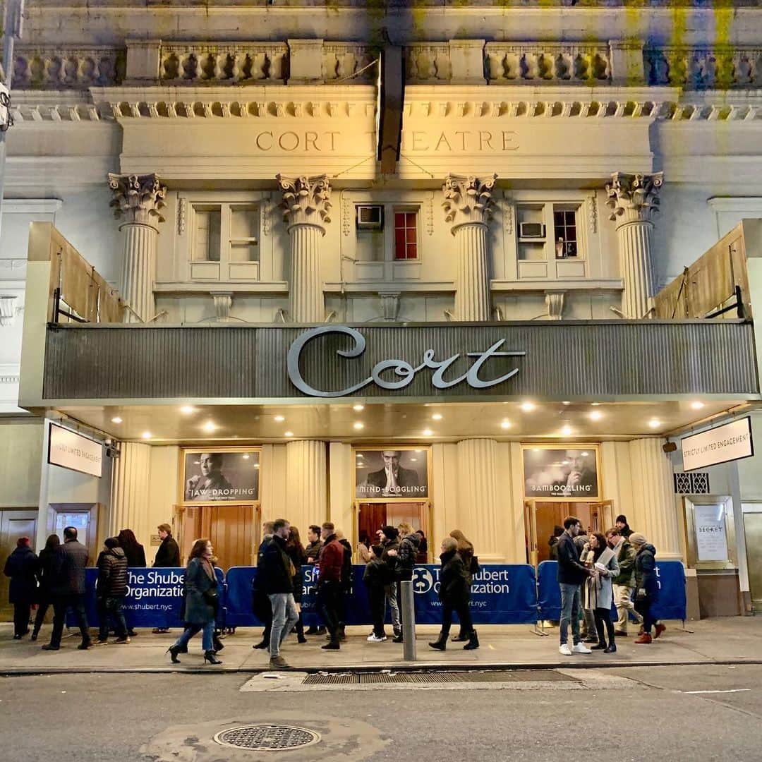 セロさんのインスタグラム写真 - (セロInstagram)「Last night, the feeling of wonder had returned to me. I finally got to see, meet, and hang out with @derrenbrown in New York.  The shows called SECRET and for a good reason. Can’t say anything... make sure to go and see it before it ends January 4th. My mind was blown away and like butter. Wait, it was like melted butter!  And gosh what a nice and charming and personable dude!  Thanks for blowing my world last night with your art!  #derrenbrownsecret」11月25日 11時00分 - cyrilmagic