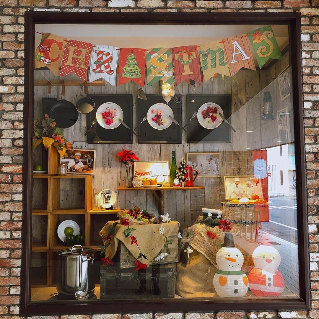 名古屋コミュニケーションアート専門学校_製菓調理さんのインスタグラム写真 - (名古屋コミュニケーションアート専門学校_製菓調理Instagram)「キャリナリーのエントランスはクリスマスバージョンに模様替えされています🎄  Culy′s Cafeオープンの告知です❤️ 日時:12月4日(水) 10:30〜15:00 1Fのカウンターでコーヒーやカフェラテ、焼き菓子を販売します❤️焼き菓子はフィナンシェやビスコッティを販売する予定です💓皆さま是非お越し下さい😊  お店と間違われたご夫婦が入り口に来られました😲✨ #名古屋カフェパティシエ調理専門学校  #キャリーズカフェ  #名古屋 #栄 #伏見 #製菓 #パティシエ #調理 #カフェ #製パン」11月25日 11時01分 - nagoya_cul