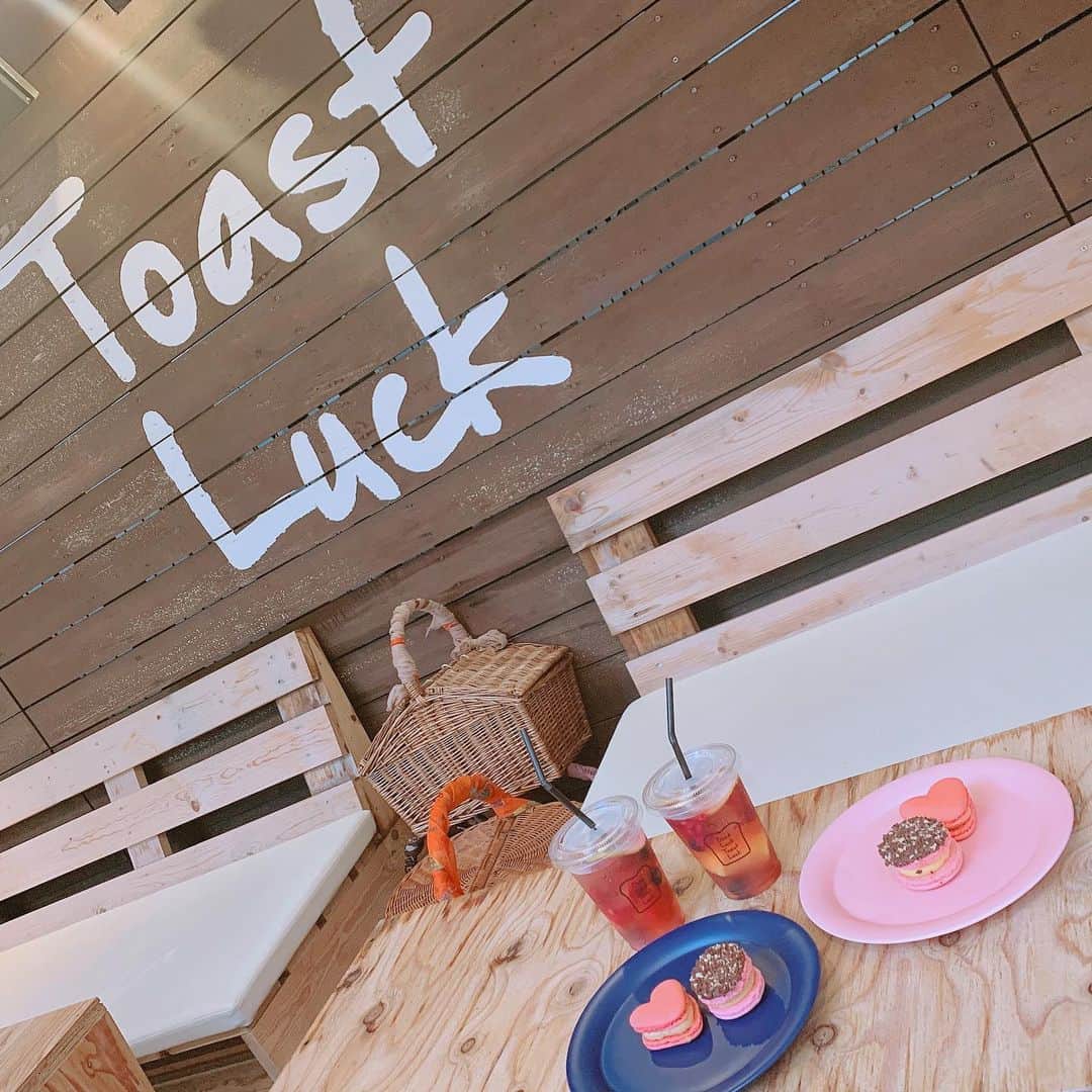 東美希さんのインスタグラム写真 - (東美希Instagram)「韓国マカロンを食べに toast luck に行ってきた❤︎ 今度韓国の計画も立てようね❤︎ #toastluck #toastluckharajuku #原宿カフェ #韓国マカロン #かふぇすたぐらむ」11月25日 11時02分 - amisar11