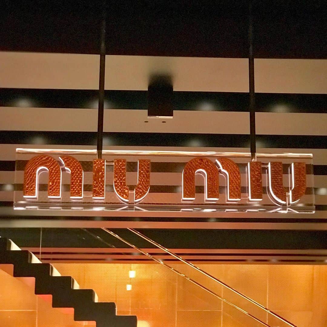 中道あすかさんのインスタグラム写真 - (中道あすかInstagram)「#miumiu の#パーティ へ🍾✨ Special Thanks××× (@miumiu ) . . 先日、 【MIU MIU SELECT LAUNCH COCKTAIL PARTY】 の ご案内状が届き💌、 . #miumiu青山店 へ⭐️ . . .  せっかくの素敵な機会なので、 ほぺたろうも一緒に連れて、 ちょっぴり夜遊び←🤣 . . . . 5歳にして#パリピ なほぺたろうは、 着く前から、 . . 「いつもみたいに可愛いお菓子とかある？？🍭」って、 . #ケータリング の心配ばかりしてました←←🤣 #どんだけー☝️🙄 . . 私は、miumiuの新作コレクションに 夢中...😍‼️‼️ . . ほぺたろうも、ケータリング堪能して満足された後、 . 「ママにはコレが似合いそうかな🥰❤️」とか 色々選んでくれました🤣🤣 . .  ほんとね、どれも可愛くて、 シャンパンも飲んでるし、 危うく散財しそうになったわ🤣🤣💦 . . それにしても、 #ハイブランド の店内撮影って 普段は基本NGなので、 貴重な機会♥️ . . #アレクサチャン が来日されてると 聞いてたのですが、 時間帯的に お会いできず残念だったけど😢、 素敵な時間を過ごせました☺️💕 . . . パーティのあとは、 ほぺたろうとそのまま #表参道 でディナー💕 . . 「あ〜、ママと2人の夜遊びデートって最高に楽しいよぅ〜🥰♥️」と、 . 舌ったらずな話し方で言われて、 ママは嬉しくて倒れそうでした😂❤️ . . . . .  #MIUMIUSELECT#MIUMIUSELECTLAUNCHCOCKTAILPARTY#alexachung #miumiu #ミュウミュウ#miumiu財布 #miumiubag #ミュウミュウ財布 #ミュウミュウバッグ #展示会#tokyo#東京#ママモデル#キッズモデル#親子モデル#ファッションブロガー#インスタグラマー#ootdfashion」11月25日 11時12分 - asuroom