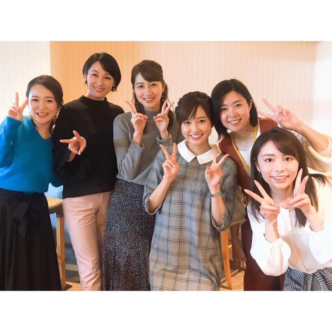 小野口奈々さんのインスタグラム写真 - (小野口奈々Instagram)「・ 昨日はソフトバンクホークスの ファンフェスティバルでした🎉 恒例の各局アナウンサー大集合🎤 毎年、選手とファンの皆さんが一緒に スイーツを楽しみながら交流する🍰 というイベントの司会をしています✨ 今年も大盛り上がりでしたよ〜😊 そして、櫻井アナが取材に来ていました🎥 ファンフェスの模様を 今日のホークスプラスでご紹介するそうです‼️ 是非ご覧ください🙋‍♀️ #石川愛 アナ #浜﨑日香里 アナ #辻満里奈 アナ #海里さん #山﨑萌絵 アナ #加藤和子さん　 #小野口奈々  #ホークスファンフェスティバル  #ソフトバンクホークス #ファンフェスティバル2019  #sbhawks #ホークスプラス」11月25日 11時13分 - nana0no