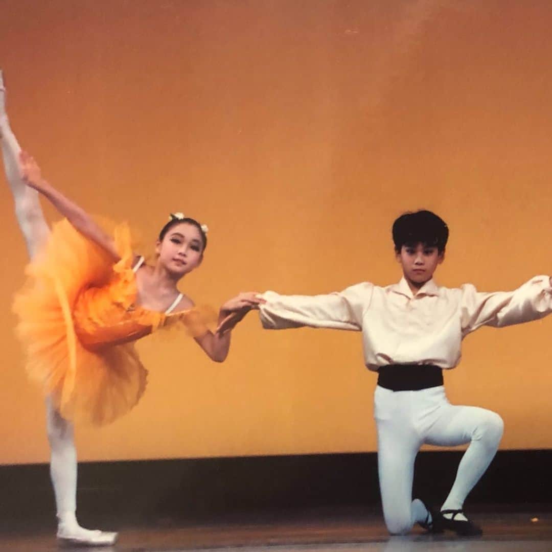 須田亜香里さんのインスタグラム写真 - (須田亜香里Instagram)「松岡伶子バレエ団の松岡伶子先生、璃映先生をはじめとした先生方や先輩方、そして同期や後輩、たくさんの人に出会い育てていただきました。 ギラギラしすぎていたり、身勝手だったりたくさん迷惑もかけました。 SKE48に入って10年ですが、13年間も情熱を注いだ場所。 小3〜高3は毎日通いました。 でも私は自分の中に小さなきっかけから大きなものまで色んなものを並べて夢から逃げました。 そうやってSKEに入る！と言って身勝手な辞め方をしてから、ずっとたくさんの後悔をバレエに残していたことは、SKE48の活動には悔いを絶対に残さない！と覚悟を決める原動力にもなっていました。 だからこそ、今回番組きっかけでちゃんとお話しさせていただく機会を設けていただいたことが、本当に有難かったです。 こういう企画をいただけるようになったのは今応援してくださるファンの方の支えがあってこそですし、名古屋まで来てくださり、あのボリュームをまとめてくださった番組スタッフさん、なにより、お時間を割いてくださった先生がいてくださったからこそでした。 私は本当にご縁に恵まれています。 これからも1日1日の積み重ねを大切に頑張ります。 １０年ブランクが空いても思うのは今もバレエが大好きってこと。 続ける努力ができる人全てを心から尊敬しているからこそ、応援したいです✨ ありがとうございました！ . . 2枚目は同い年で同期の山下実可ちゃんと、安部喬くん。今も素晴らしいダンサーです✨ 3枚目は小4の頃たかしくんと 4枚目は高1くらいで、みかちゃんと踊ってるやつ。 5枚目はバレエ団の掲示コーナー。 バレエ雑誌クララの須田のインタビュー貼ってくださっていて、感激しました。 . . #テレビ朝日 #ゲキテキ復活 #何年ぶり （関東のみの放送だったけど、また反響次第ではみんなの地元でも放送されるかもしれないから、イジけたら損だよ☆ 観れない😠😢より観たい😍の気持ちね！） #松岡伶子バレエ団 #バレエ #ballet #レオタード #自前 #スカート #みかちゃんが貸してくれたよ #嬉しかった」11月25日 11時13分 - akarisuda