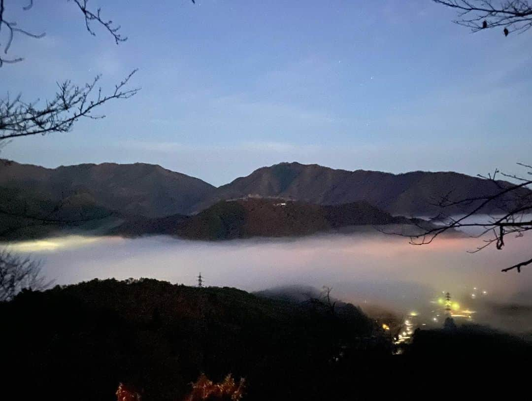 木尾陽平さんのインスタグラム写真 - (木尾陽平Instagram)「見れた！！『雲海に浮かぶ竹田城跡』 人生で1度は見たかった景色の1つ。 #幻想的#天空の城#日本のマチュピチュ#竹田城跡#紅葉 運が良くないと出ない雲海☁️ 朝日が昇るにつれ変わっていく景色・色🌅 そして紅葉🍁 すごいパワー貰えた気がする。 #パワーのおすそ分け #この日の競馬大ハズレ」11月25日 11時06分 - ykio1113