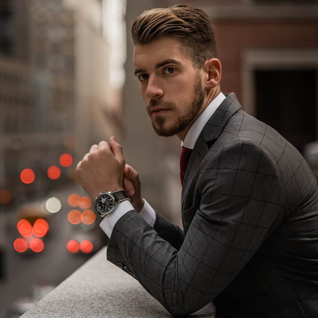 ペリーエリスのインスタグラム：「A watch that won't break the bank, but you'll look like a million bucks. New watch styles are here just in time for the holidays. 📸 @huntervought」
