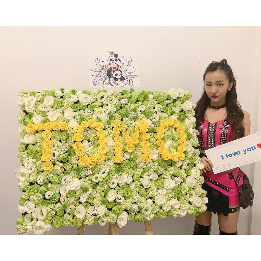 板野友美さんのインスタグラム写真 - (板野友美Instagram)「上海2days LIVEでした🥰  ほんっっとに、ファンの方が温かくて ステージもとっても楽しかったです❤️ 皆さまの黄色い歓声に テンションがかなり上がりました✨✨ 写真のポスターは 上海のファンの方が作って下さいました🥺❤️ 嬉しいーーー😭💛谢谢☺️ #上海LIVE」11月25日 11時18分 - tomo.i_0703