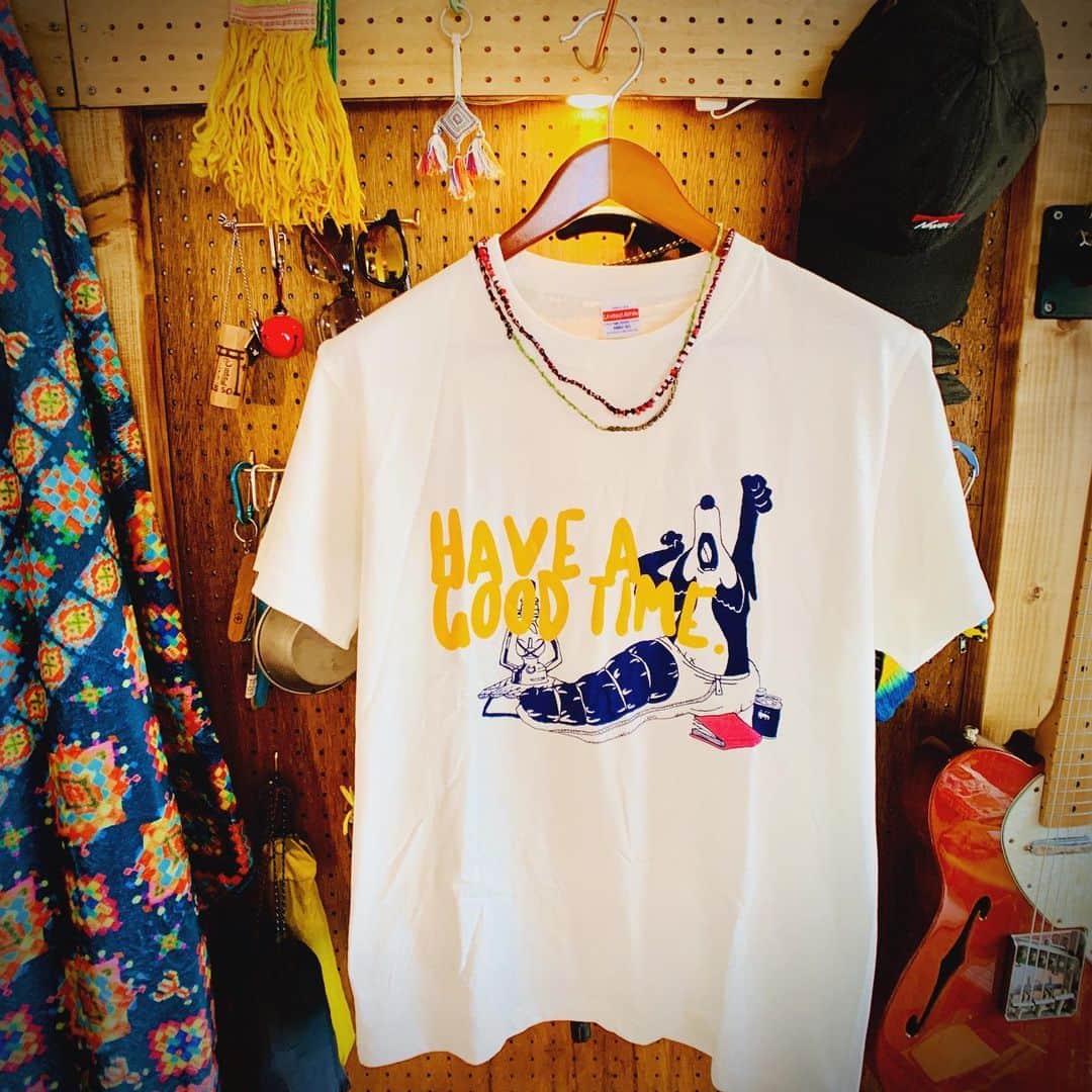 のインスタグラム：「BREAKツアーのグッズのお知らせもこれが最後になります⛰ おなじみTシャツです。 (size=S/M/L/XL)  シュラフに入ってあくびをしてる狐とフュアハンドランタン 、こっそり置いてあるスキットルはスタンレーでしょう。 ランタンを置いてあるミニテーブルはCielBleu製でしょうか⛰ シュラフはやっぱりNANGAでしょうね！  お気に入りのアイテムに囲まれて眠るアウトドア狐のTシャツです。 (何度も言いますが狼ではありません🦊) ライブ会場でも、普段着でも来てくれたら嬉しいです！ まもなくはじまるツアー、初日11/29渋谷Duo皆さんよろしくお願いします🤲  #ダイスケ #アウトドア #旅 #ツアーグッズ #キャンプ #登山 #アウトドアギアと部屋 #アウトドアギア」