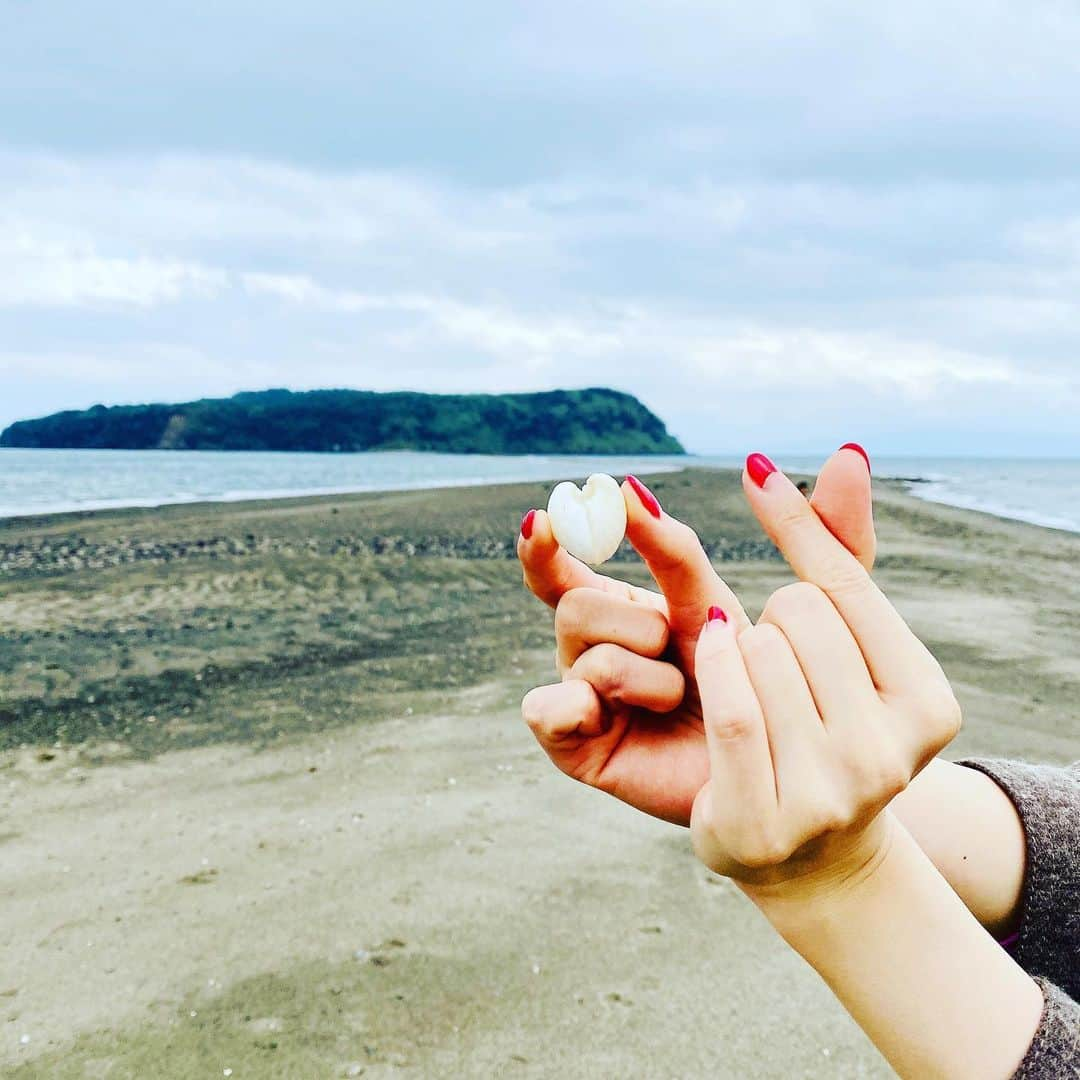 江辺香織さんのインスタグラム写真 - (江辺香織Instagram)「鹿児島のモンサンミッシェルで見つけたPetit Heart♡  #知林ヶ島 #鹿児島 #親族会 #montsaintmichel  #shell #instagram」11月25日 11時30分 - kaori.ebe