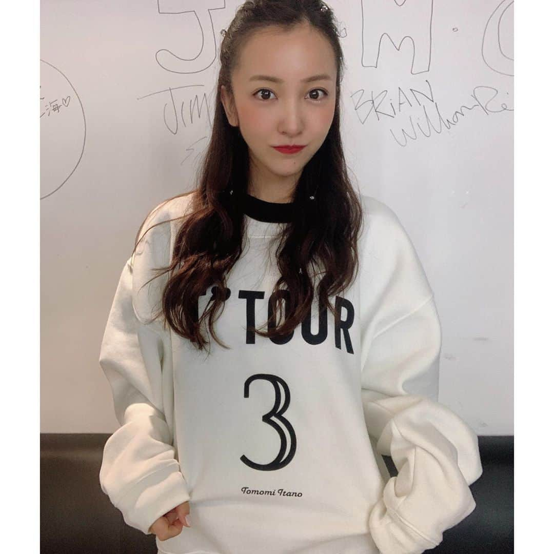 板野友美さんのインスタグラム写真 - (板野友美Instagram)「グッズのトレーナーが 活躍する季節になりました❄️ 上海LIVEも終わり 残すは12月15日Final東京公演😚 一般発売が開始されました...♪*ﾟ #live #tour #2019  是非、ご来場お待ちしてます𓂃𓈒𓏸」11月25日 11時25分 - tomo.i_0703