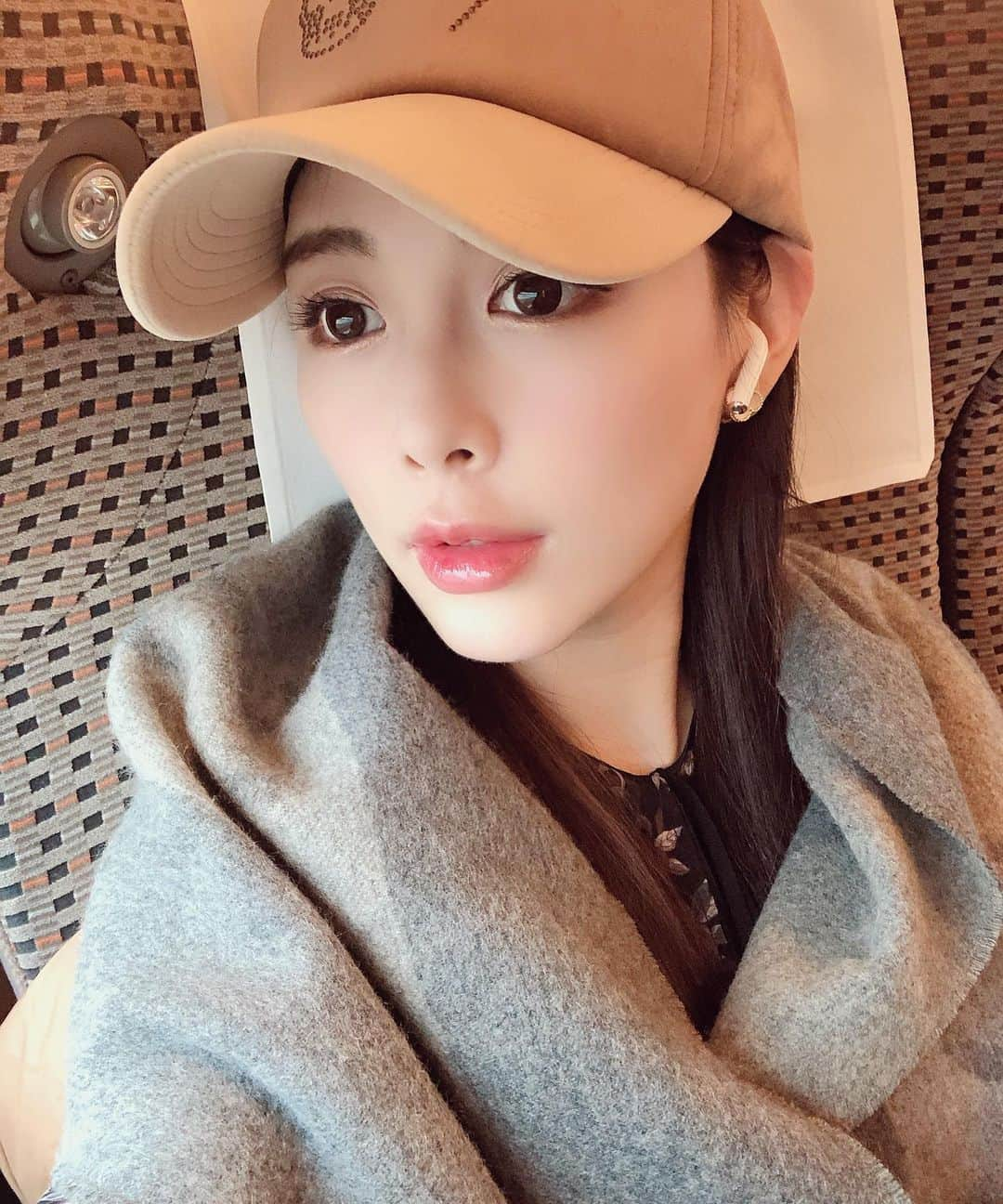 美馬怜子のインスタグラム：「お気に入りの曲音楽を聴きながら、久しぶりの遠出です🚄💕 . #大阪へ」