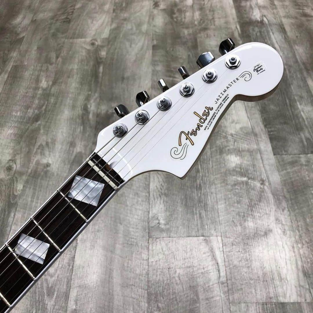 Fender Guitarさんのインスタグラム写真 - (Fender GuitarInstagram)「This Jazzmaster was custom-built for @Josh2Hager of @clubDEVO by @FenderCustomShop Master Builder @thornguitars with Curtis Novak Classic Pickups, Vibra-Dyne vibrato, and slanted block inlays. It’s all kinds of cool! What features would you include in your dream Jazzmaster?」11月25日 11時29分 - fender