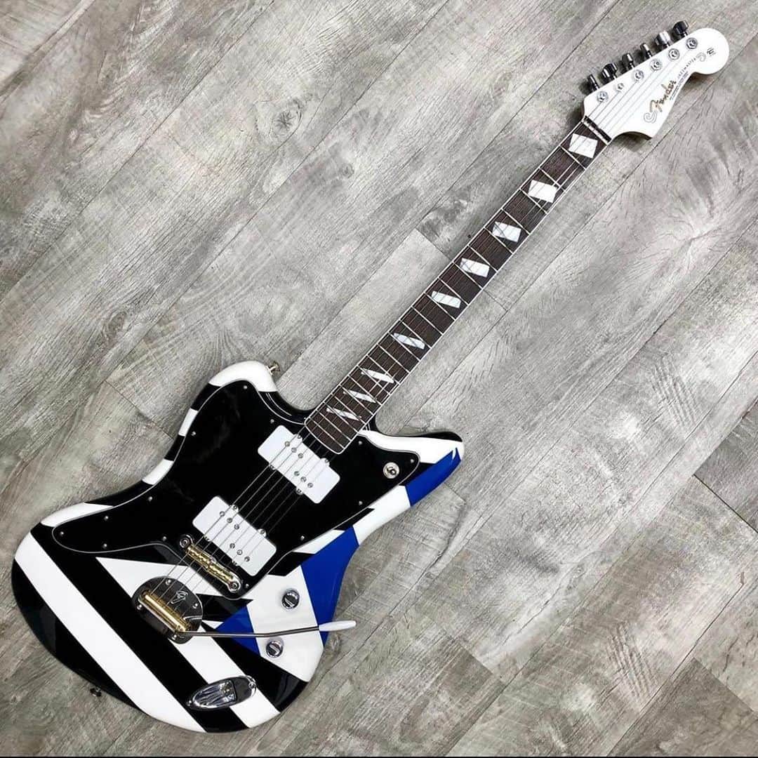 Fender Guitarさんのインスタグラム写真 - (Fender GuitarInstagram)「This Jazzmaster was custom-built for @Josh2Hager of @clubDEVO by @FenderCustomShop Master Builder @thornguitars with Curtis Novak Classic Pickups, Vibra-Dyne vibrato, and slanted block inlays. It’s all kinds of cool! What features would you include in your dream Jazzmaster?」11月25日 11時29分 - fender