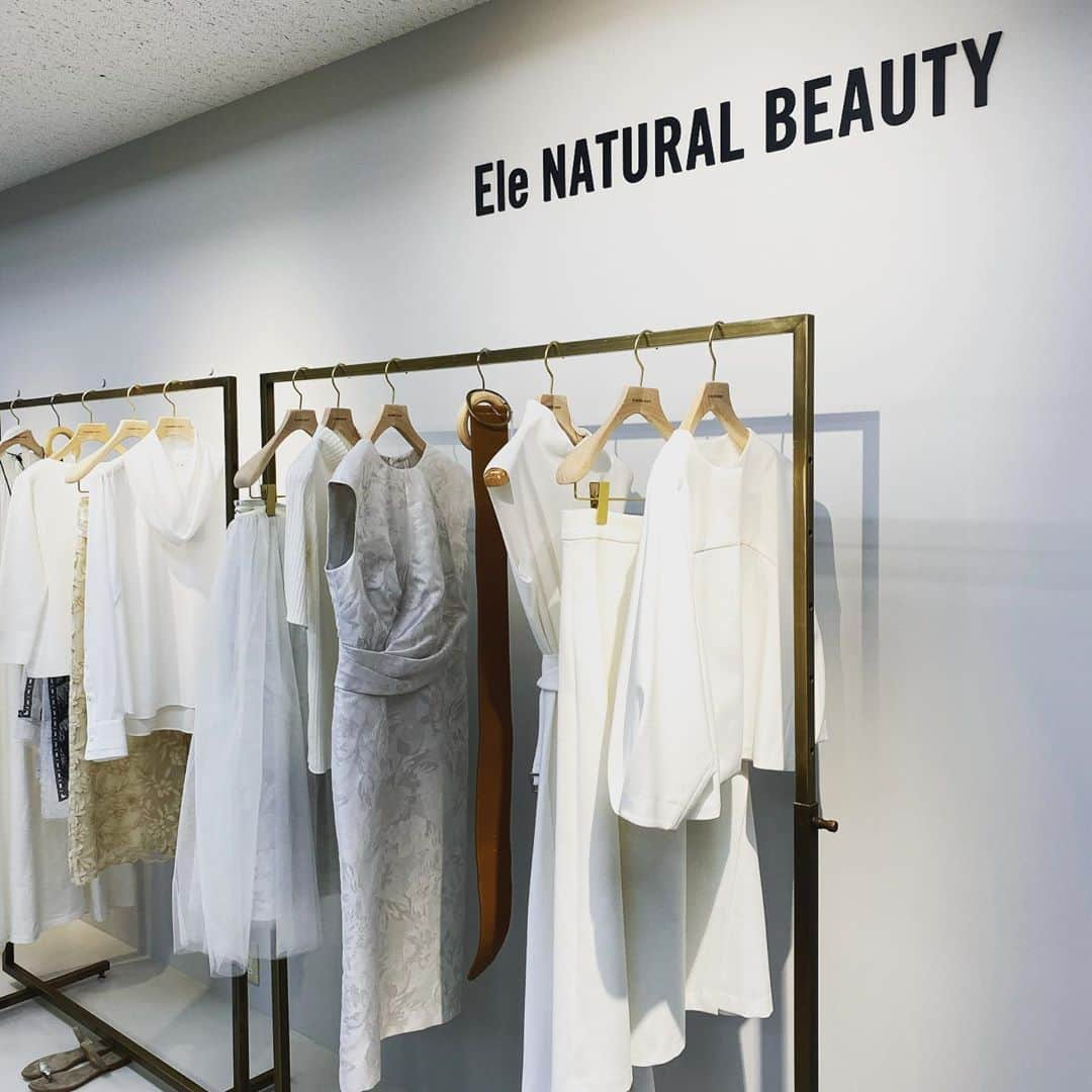 GLAM JAPANのインスタグラム：「サンエー・インターナショナルの2020SS展示会へ🌿 2月下旬名古屋エリアに1号店がオープン予定の「Ele NATURAL BEAUTY」がお披露目✨ . 素材本来の美しさを最大限に引き出し、女性の内面的な美しさを引き出す造形美にこだわった、究極のエレガンスを提案するブランドとなっています♪ . オトナ女子にぴったりな、洗練されたスタイルは要チェック😃 . #elenaturalbeauty #2020ss #展示会」