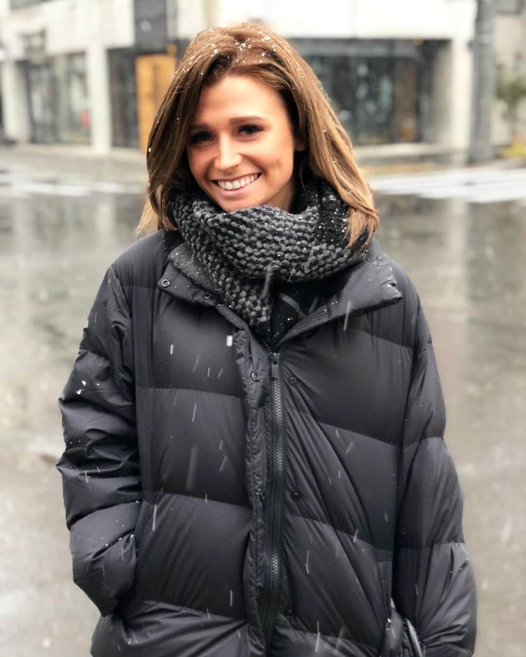 カーステン・ムーア＝タワーズのインスタグラム：「Snowy Sapporo ❄️🇯🇵 • • A belated thank you to @tekniksalonspa for never backing down to my impulsive hair colour decisions and to @joero25 and Julia for making it happen 💁🏼‍♀️(still using the blonde emoji because I identify best with her😜)」