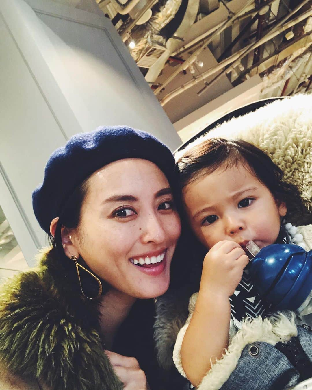 尾形沙耶香さんのインスタグラム写真 - (尾形沙耶香Instagram)「#happymomlife 👩‍👦 #ジョージと私  #livephoto 😂」11月25日 11時39分 - sayakaogata