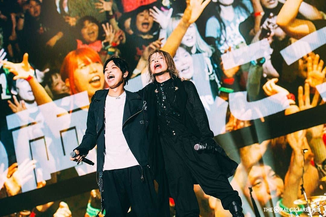 山中拓也さんのインスタグラム写真 - (山中拓也Instagram)「HYDE×山中拓也 いやはや いつ見てもお美しい。 こんなに可愛がってもらえるなんて夢にも思ってなかったよ、、、 大好きです。  photo by @satoshihata87」11月25日 11時36分 - oraltakuya