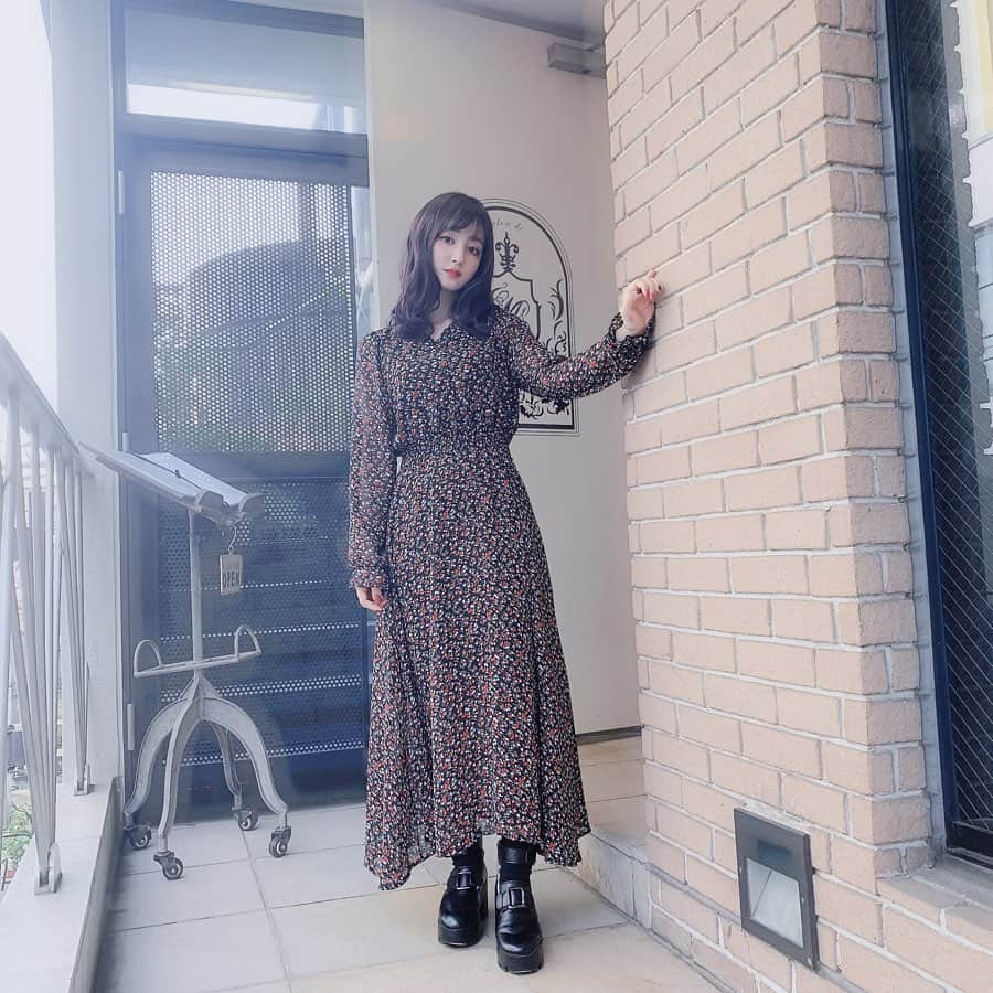 新希咲乃さんのインスタグラム写真 - (新希咲乃Instagram)「いつかの私服です٩(*´︶`*)۶﻿ ﻿久しぶりだね！ ﻿ (こんなに足細じゃないです汗汗)﻿ 写真の角度盛れ…（笑）先に言っておく(--;) ﻿ 私は冬でも余裕の薄着さんなので﻿ 今くらいの気温は長袖1枚なんだ٩(*´︶`*)۶﻿ ﻿ ワンピース @envylook_japan  靴 @berna__official ﻿ どちらもプチプラブランドですよ〜´`*﻿ ﻿厚底の靴って本当に歩きやすいよね！楽ちんだし、足細く見えるね！ ﻿  #envylook #新希咲乃 #コーディネート #楽ちんコーデ #ワンピース #  #envylook_japan  #厚底 #プチプラコーデ #冬 #さきの私服」11月25日 17時06分 - niki_sakino