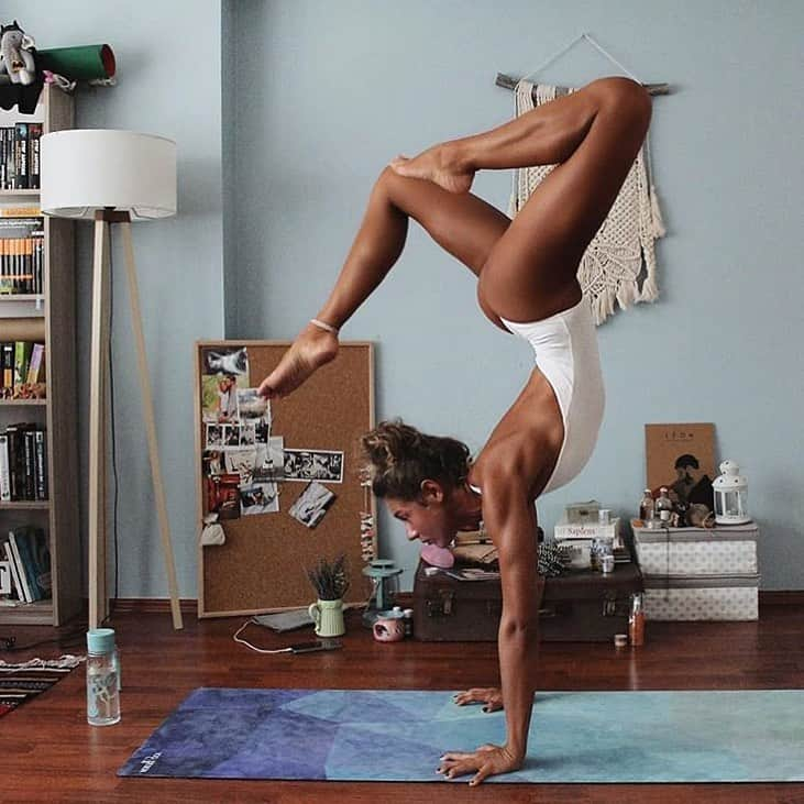 ヨガデザインラボ Yoga Design Labさんのインスタグラム写真 - (ヨガデザインラボ Yoga Design LabInstagram)「バランス感覚と集中力を向上させるハンドスタンド。 ヨガマットデザイン「ゲオ・ブルー」💙 . . 📷 @dr_kaufman . . . . #yoga #yogadesignlabjapan #yogamat #lifestyle #ヨガ #ヨガマット #ヨガデザインラボ #ライフスタイル #ハンドスタンド #ヨガスタンド #ヨガインストラクター #ブルー #ボディメイク」11月25日 11時45分 - yogadesignlabjapan