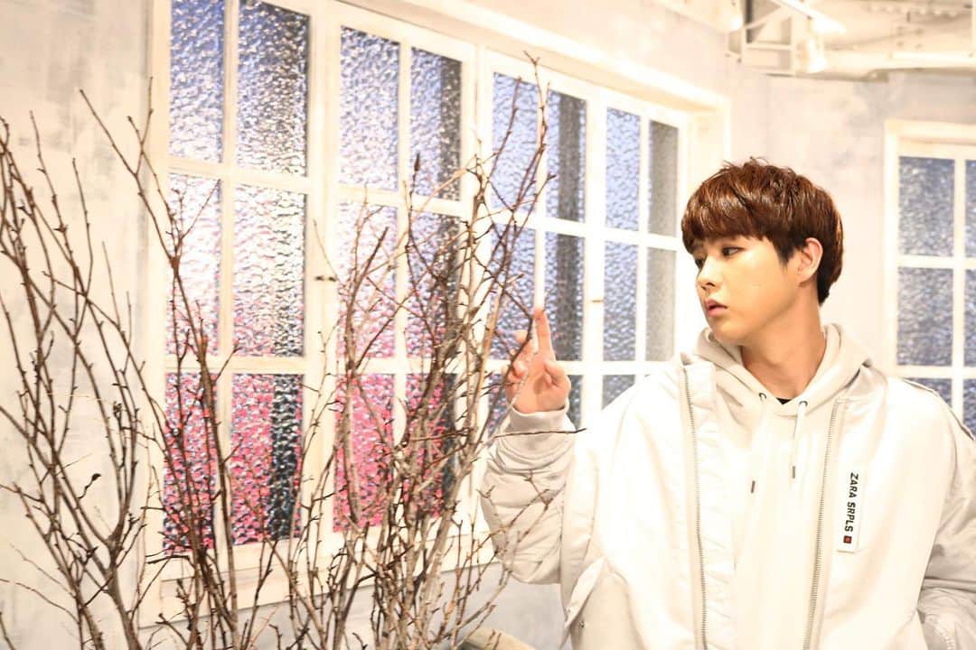 インジュン のインスタグラム：「報告でございます!!!! だいぶ寒くなりましたね!! 12月の舞台27日の昼公演を 千秋楽でその日の夜の飛行機で 韓国に帰ります!!! 軍隊行く前の最後の作品 かもしれないので全公演大千秋楽 まで出演したかったんですけど、 軍隊の問題でどうしても 12月27日までにしか海外にいられる国からの許可がおりなくて... だから今回は前半しかでれないんです...なんかすごく寂しいし 今回帰ったら、また日本に来れるか.,そのまま入隊するのか.. わからない状況になってしまいます 10年間ついてきてくれたファンの方ソロ活動の3年間ファンになってくれた方、そして最近ファンになってくれた方、ほかの仲間たちと一緒に 応援してくださったファンの方 全てに感謝します 本当にありがとうございます  11月のラストライブのように 12月の舞台も最高に楽しく 皆さんとわすれられない 思い出をつくりたいです!!!! そして韓国に帰ったら来年 もう一回日本にこれるように 全力で頑張って命かけて いろんな方法をさがしてみます  少しでもみなさんと過ごせる時間をのばせるならなんでもしてみます それが出来なくなる可能性が かなり高いけど、僕努力してみます だって俺みんなと過ごす時間が 一番しあわせだもん.. まだまだ12月27日まで 時間はあります!!! みんな笑顔で元気な姿で会おうね 大好きだよ❤️」