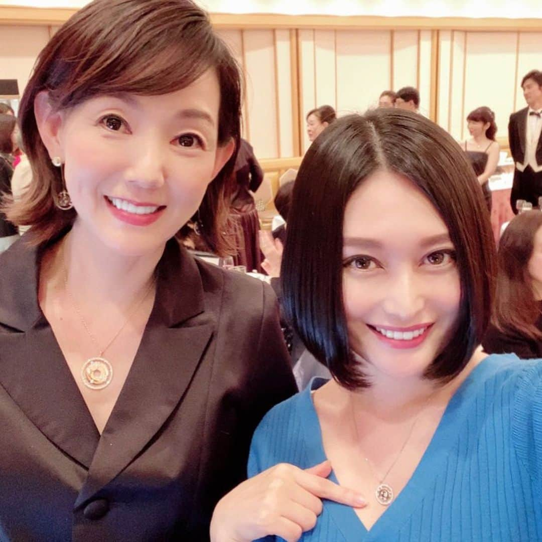 とよた真帆さんのインスタグラム写真 - (とよた真帆Instagram)「ドラマで共演してからの嬉しいご縁の伴アンリちゃん✨ @anri.ban と 水沢エレナちゃん✨ @erenamizusawa_official  アンリちゃんは少しシャイな雰囲気がたまらなく可愛くて😃撮影現場では諸先輩の方々に囲まれフワっとした優しい笑顔で会話に参加され皆んなの癒しになっていました。控えめな佇まい、自然体の素敵な女性です✨  エレナちゃんは撮影現場の控え室で本を読んでいるお姿が日本画の美人画のようで✨しかも明るく純粋なお人柄なのでお会いしていると、守らなくちゃ、と親心みたいなものが芽生え😆密かに"お母さん"気分でおります  佐藤乃莉ちゃん✨ @nori_sato_ 日本人離れした美しさでハリウッド映画にも出演したことがある乃莉ちゃん^_^ パーティでも長い時間いてくださり私のデザインしたネックレスを嬉しそうに付けてくださり大感激です。乃莉ちゃんの存在で華やかな会になりました🌸  #勝手にお母さん気分 #華やか #女優 さん達 #maho #mahostyle #fashion  #50代ライフスタイル #50代ファッション#ダイヤモンド #ジュエリー　#towa @okurado  #大倉堂 #大倉堂ジュエリー」11月25日 11時50分 - maho_toyota