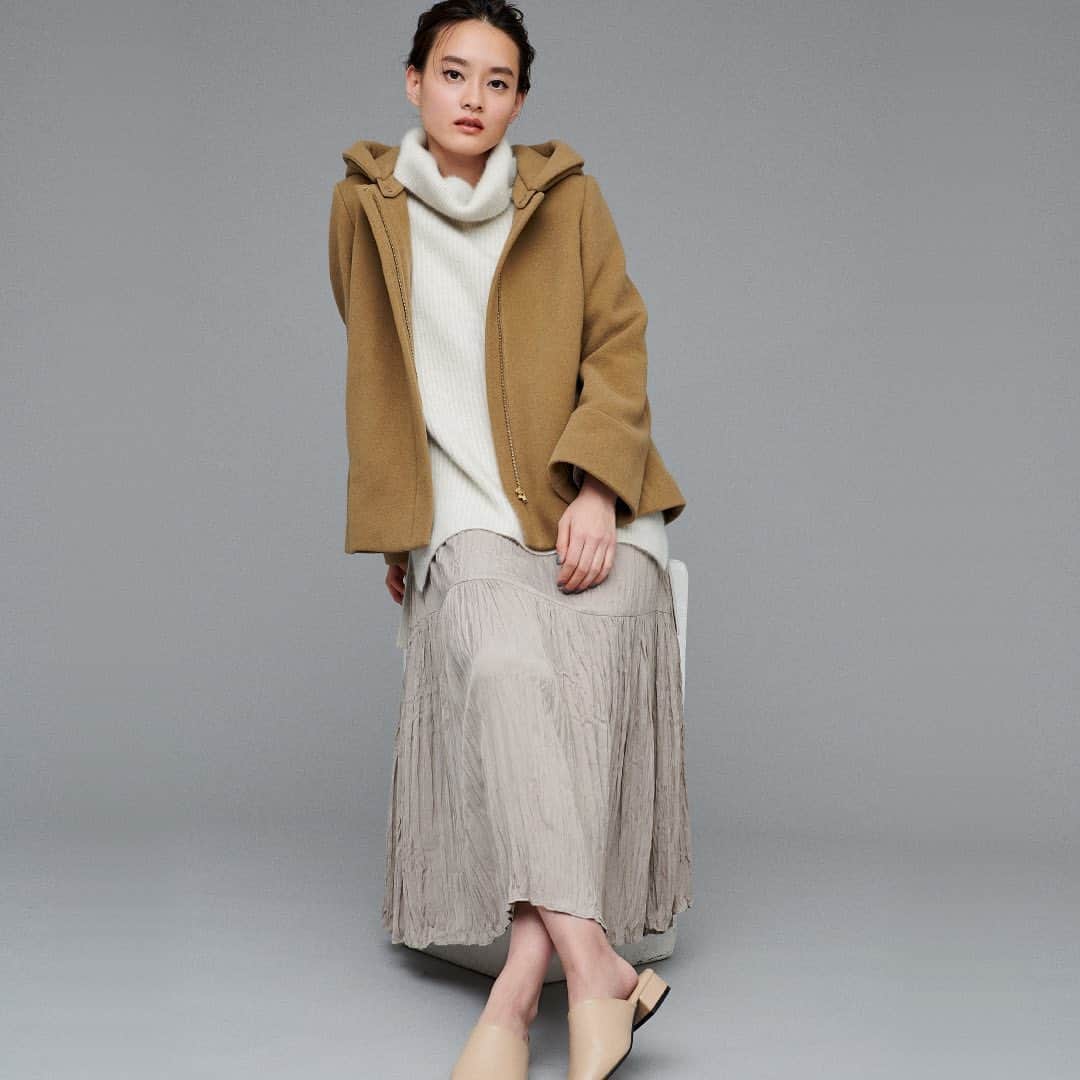 ルミネ公式のインスタグラム：「【OUTER―STYLING GUIDE―】ルミネ・アイルミネで人気の１０ブランド／１０着の着まわし力抜群なレコメンドアウターを紹介！ ・ 最後は、ロングスカートと好バランスなミニマルショート ・ どんなコーディネートとも相性良くキマる嬉しいデザイン。 取り外し可能なフードを外すとノーカラーになるので、自在にイメージチェンジが可能。 ・ #コート ¥29,700(税込) #URBANRESEARCH ・ #lumine #ルミネ https://www.lumine.ne.jp/outer/ ※商品の価格や取り扱い状況は撮影時点のもので、変更になることがあります。」