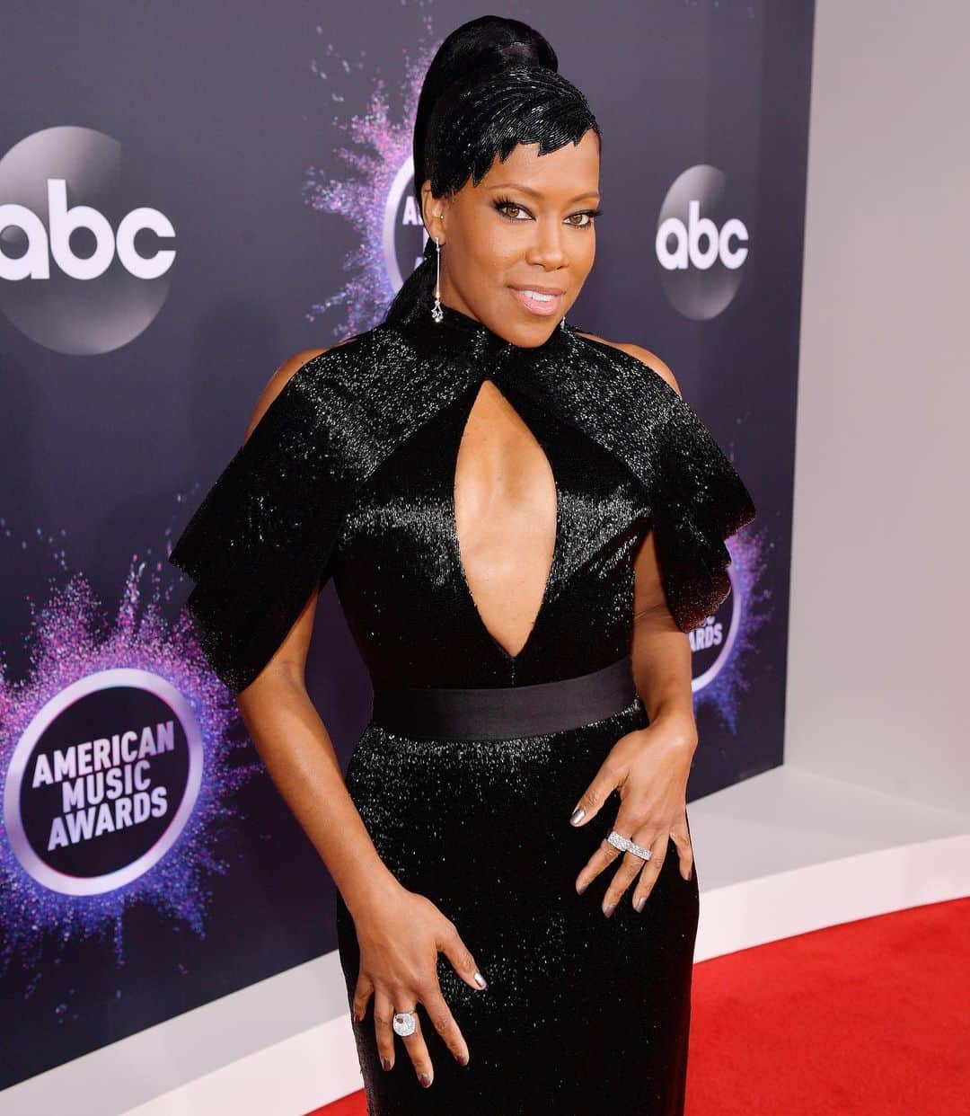 NIWAKAさんのインスタグラム写真 - (NIWAKAInstagram)「Regina King attended the 47th Annual American Music Awards in Los Angeles tonight wearing our UMEUTAGE earrings, SUIREN ring and a set of KUON rings. Styled by @waymanandmicah #amas #reginaking #niwaka #niwakacollections #俄」11月25日 11時57分 - niwaka_collections