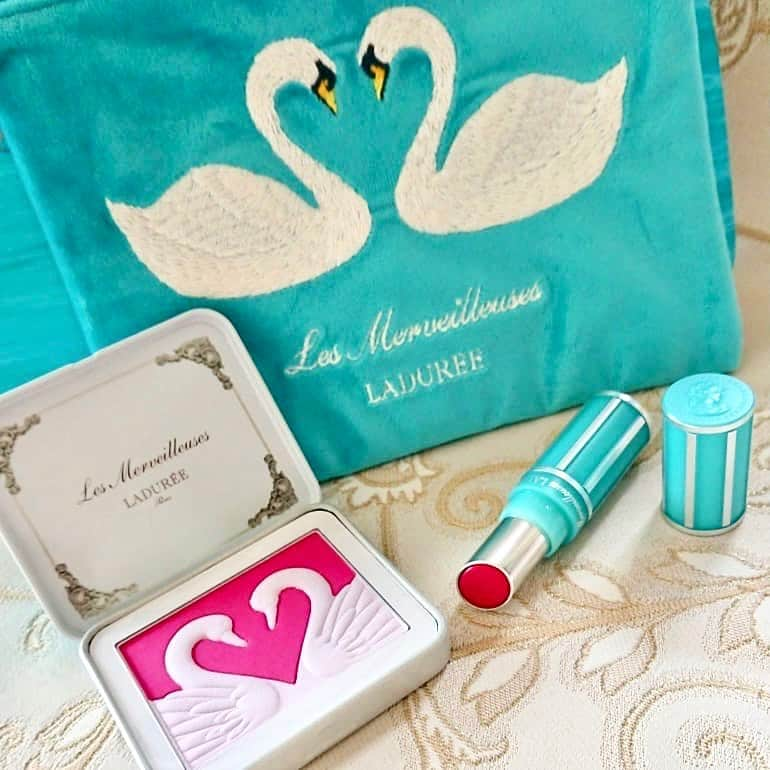 HowTwo!さんのインスタグラム写真 - (HowTwo!Instagram)「. 2019年のLes Merveilleuses LADURÉE(レ・メルヴェイユーズ ラデュレ)のクリスマスコフレは白鳥モチーフ✨﻿ 白鳥のカップルが描かれたチークとポーチ、そしてリップがついた豪華セットです🎄﻿ 青みのあるピンクカラーは、透明感のある頬を演出してくれます😌リップも同色で、上品な口元が完成するでしょう♬﻿ ﻿ ＜商品名＞﻿ Les Merveilleuses LADURÉE メイクアップ コフレ Ⅶ 101﻿ @lm_laduree﻿ ﻿ photo by @muguet2908﻿ 素敵な写真をありがとうございます📸💕﻿ ﻿ HowTwoでは、プレゼントキャンペーンを実施中🎁﻿ ぜひ、@howtwo_tv をフォローしてね✨﻿ ﻿ #HowTwo #ハウトゥー #コスメ #今日のコスメ #コスメ紹介 #lesmerveilleusesladuree #レメルヴェイユーズラデュレ #ラデュレ #クリスマスコフレ  #クリスマスコフレ2019 #限定コスメ #デパコス #デパコス購入品 #デパコスリップ #チーク #コスメ好きさんと繋がりたい #コスメ垢 #コスメ部 #コスメ好き #コスメ大好き #メイク #メイク好き #メイク用品 #美容好き #美容好きな人と繋がりたい  #cosmetics #beauty #makeup #instabeauty」11月25日 12時00分 - howtwo_tv