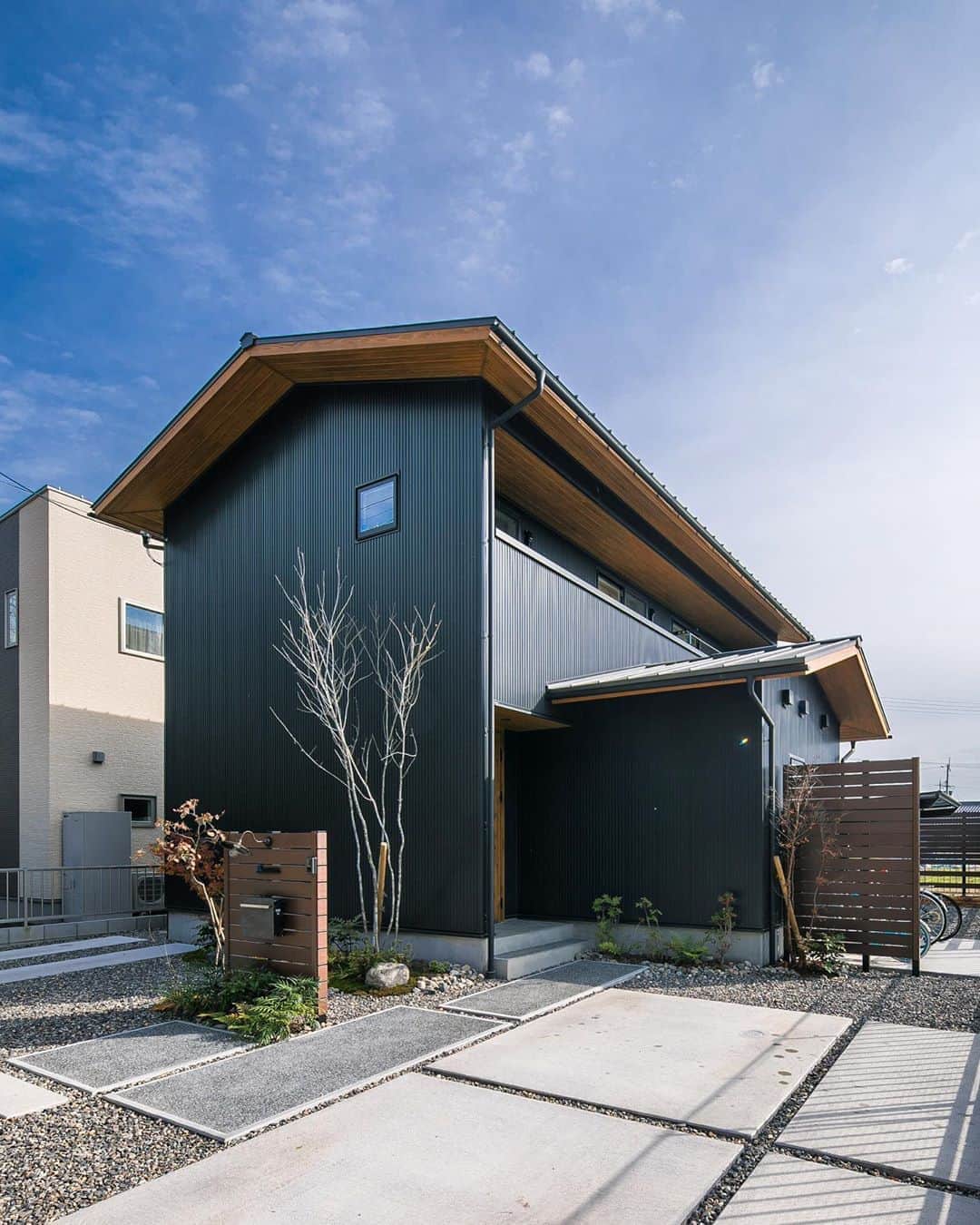 ルポハウス一級建築士事務所さんのインスタグラム写真 ルポハウス一級建築士事務所instagram 強い存在感を持つ黒のガルバリウムを 木目の風合いが融和 四季を感じる庭 切妻屋根 下屋に見られる和の要素が モダンさと趣を醸し出しています