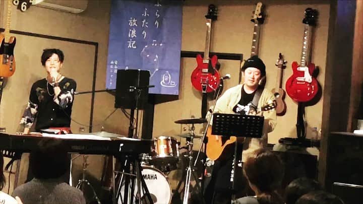 のインスタグラム：「昨日は、高知ぶらりふたり放浪記！ ありがとう！ 初、高知で歌えた！ 集まってくれたみんな、 そしてライブハウスの皆さん、 マスター”やんさん‘’っ！、本当に感謝です！ なんか、いろんな想い溢れて、 燃えた『ヒーロー』。 『サムライソング』。 『ニッポンの夜明け』。 あああ、また、すぐ来たい。。 くるきー！ みんなが集まってくれるっちゅーが！ 二次会も、みんな、ありがとうね。 たまにはこうして肩を並べて呑んで、 ほんの少しだけ、立ち止まってみよう。  また歌いまわるんで、 たくさんの人たちと元気になれたらいいなーす。  どうして自分は歌ってゆくんだろう・・・ そんなことを考えながら、段ボール詰めてる、 晴れの朝です。」