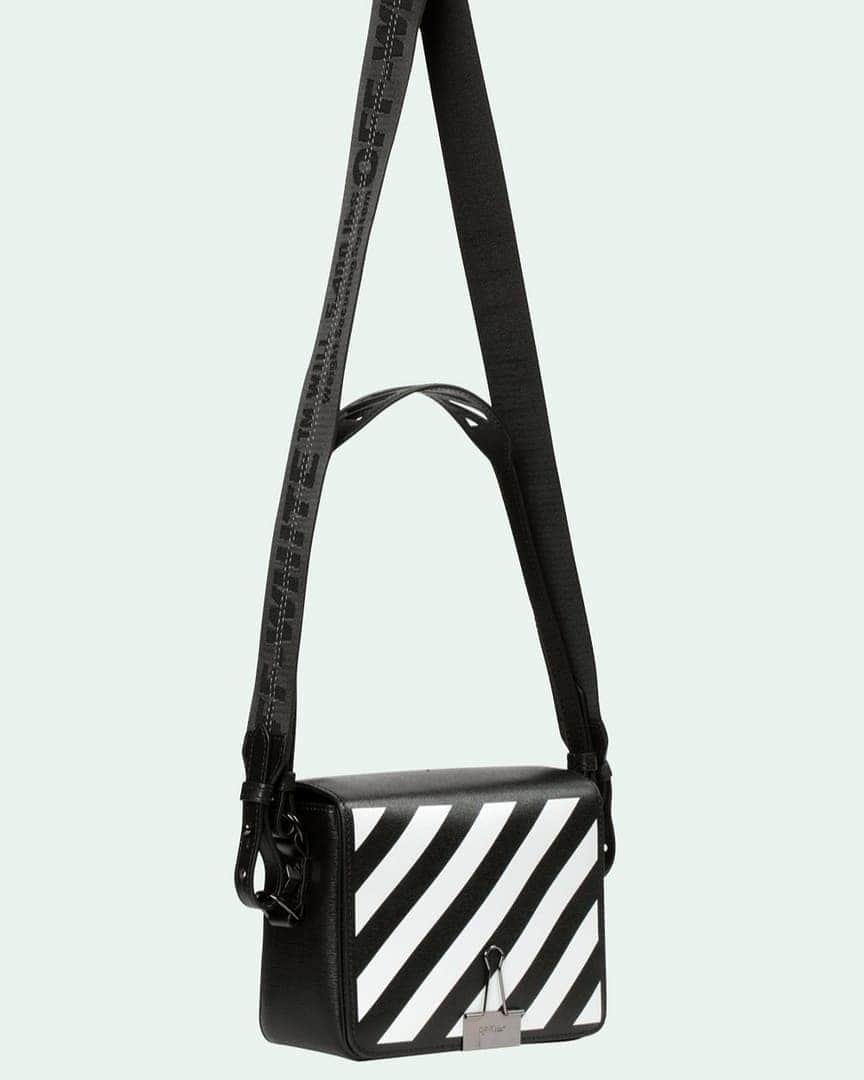OFF-WHITE C/O VIRGIL ABLOHさんのインスタグラム写真 - (OFF-WHITE C/O VIRGIL ABLOHInstagram)「Off-White™ black diagonal binder clip bag with white diagonals now available in store worldwide and online at off---white.com」11月25日 12時02分 - off____white