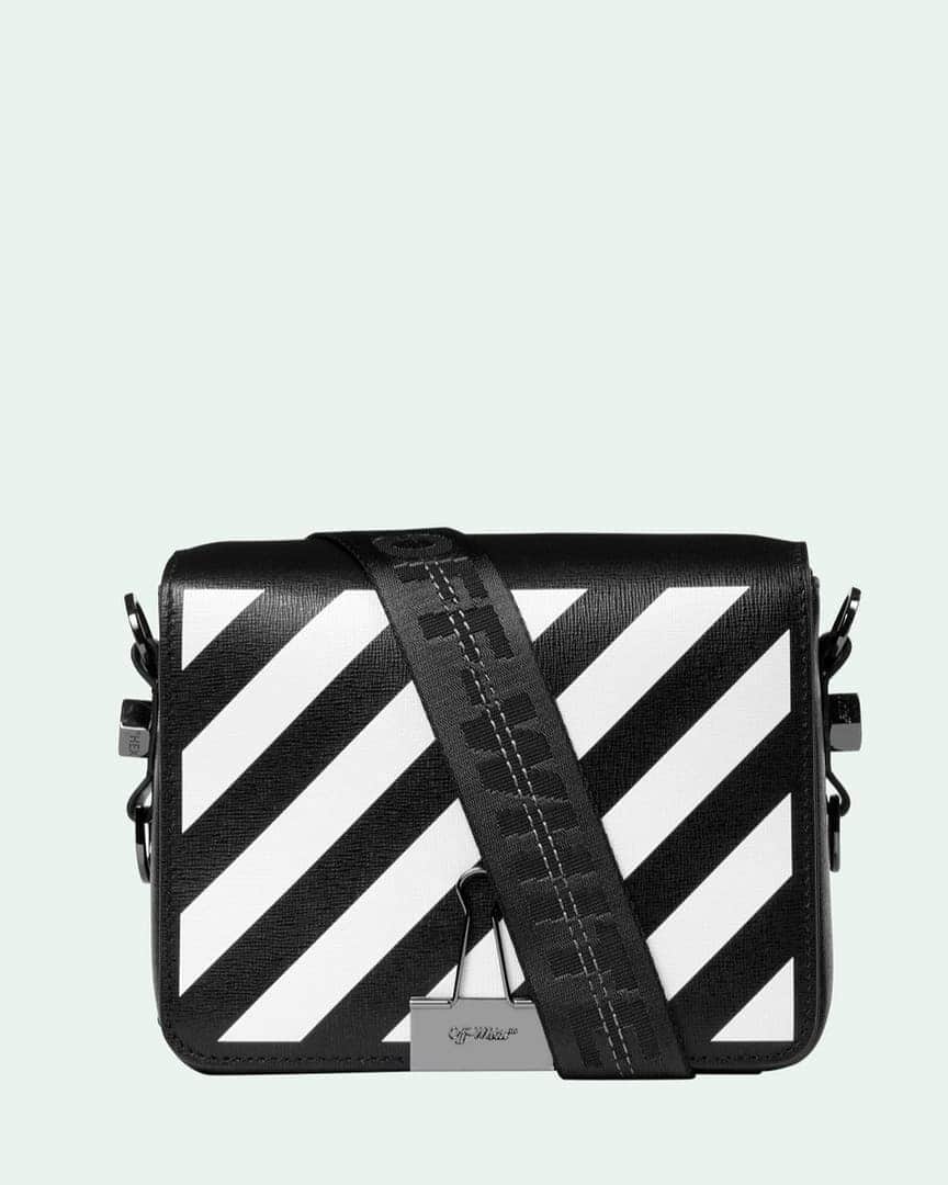 OFF-WHITE C/O VIRGIL ABLOHさんのインスタグラム写真 - (OFF-WHITE C/O VIRGIL ABLOHInstagram)「Off-White™ black diagonal binder clip bag with white diagonals now available in store worldwide and online at off---white.com」11月25日 12時02分 - off____white