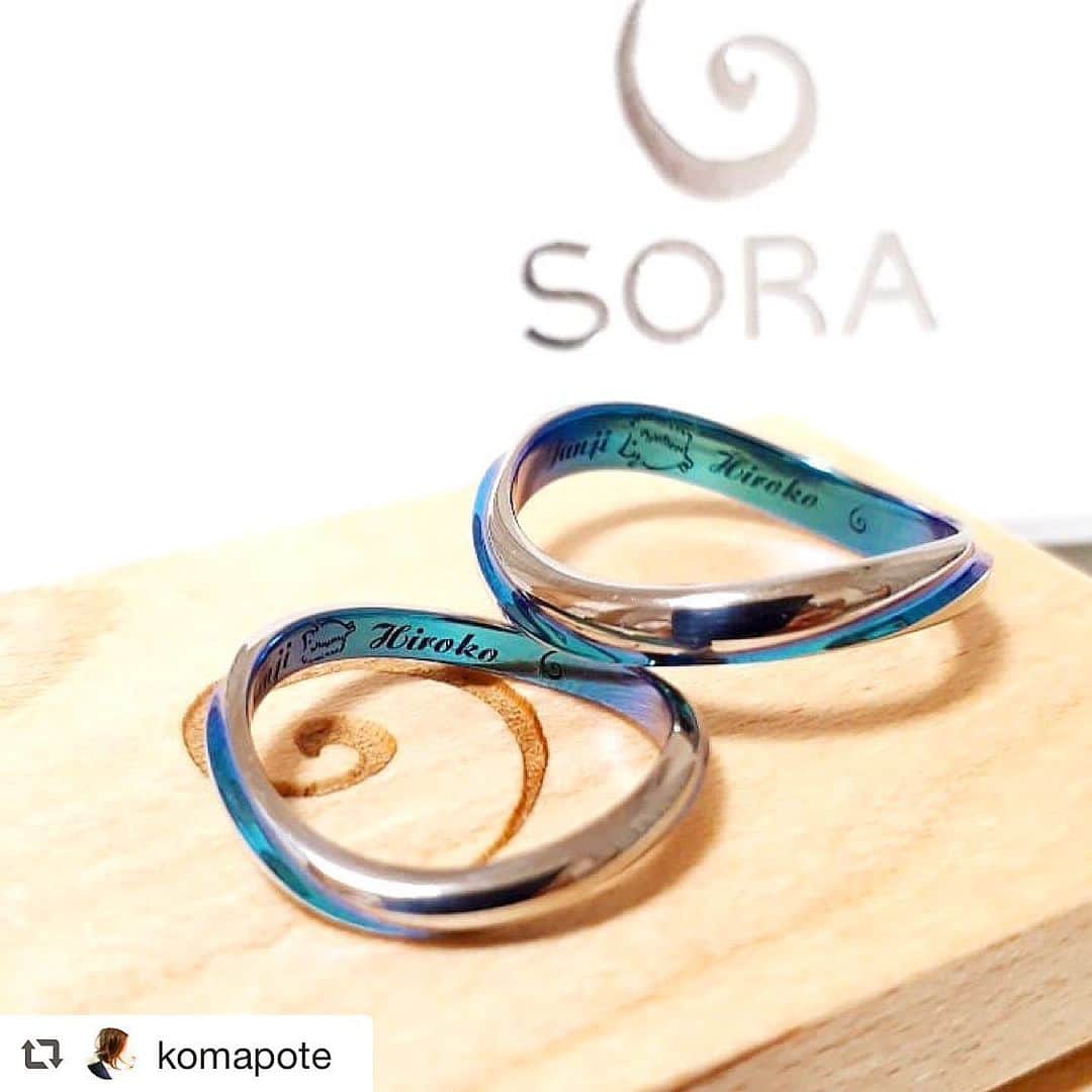 SORA ≪SORA表参道の公式アカウント≫のインスタグラム：「. ぜひ『 #結婚指輪sora 』のハッシュタグを入れて お写真を投稿してくださいね＊* . みなさんの素敵なご投稿はSORAの 公式アカウントでご紹介いたします！ . 本日は @komapote さまのご投稿をご紹介♪ . ･:*+.･:*+.･:*+.･:*+.･:*+.･:*･: 今日は11月22日。大安💮 良い夫婦の日ってことで、、先日受け取りに行った婚約指輪＆結婚指輪を✨💍✨ 彼が色んなお店を見て探してたようで、オリジナルの指輪を作製してくれるSORAさんにしました。  結婚指輪はジルコニウムって素材で、色々な色にすることができ、私達はきれいなブルーにしました。 せっかくなら、世界でひとつの物が良いと指輪の内側に自分達が描いたイラストを入れてもらうことにしました。 私の手描きで「ハリネズミ🦔」を入れました❗ レーザーで描いたまま刻まれます✨ ハリネズミは幸せを運ぶ象徴とされていて、私も実際にハリネズミを飼ってるので、刻みたいとなと😄 彼も賛成で完成を楽しみにしてました！ いざ完成品を見て、すごい可愛い出来に感動しました😍❤ 重ねるとハリネズミが手と手を取り合って見えるようにしてもらいました✨ 「手を取り合い支え合って、幸せになろう」って想いを込めてこのデザインにしました。 可愛いので早く身に付けたいです😆  婚約指輪はプラチナのシンプルな感じで、結婚指輪と同じくゆるいカーブのデザインです💍 キラキラして、ラインもきれいです💕  今回、ほんとSORAさんで作製してもらって良かったです☺ スタッフの方々も丁寧でした😊 ありがとうございました🎵 ･:*+.･:*+.･:*+.･:*+.･:*+.･:*･: . #結婚指輪 #婚約指輪 #表参道 #金属アレルギー #金属アレルギー対応 #レアメタル #鍛造  #手作り #手作り指輪 #マリッジリング #エンゲージリング #ブライダル #ウェディング #プレ花嫁 #クリエィティブ #デザイン #個性的 #bridal #wedding #jewelry #ring #weddingring #creative #design #japaneseart #madeinjapan ﻿ #ハリネズミ」