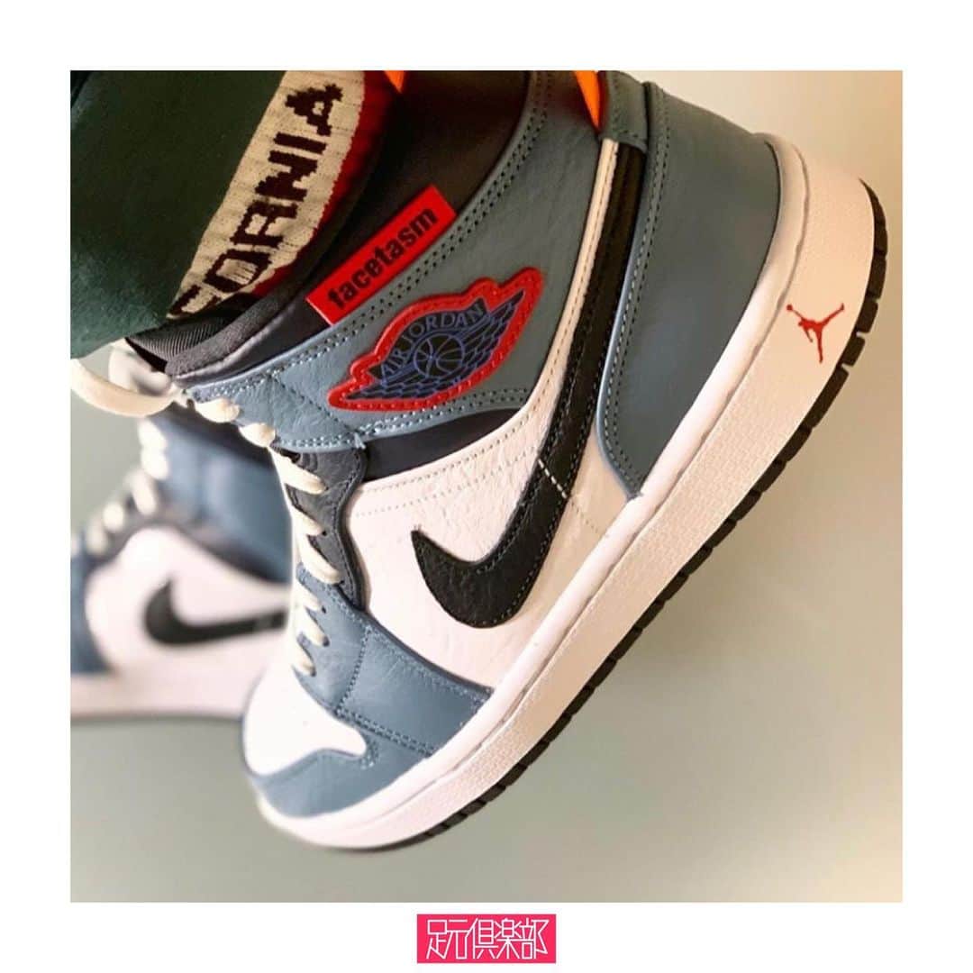 のインスタグラム：「個性溢れるデザインが特徴の「FACETASM」のエッセンスを[Air Jordan 1 MID]に追加。ブランドネームが刻まれたオレンジのプルストラップがアクセントとして映える。クラシカルな配色とデザインの中へ遊び心を演出した逸足。 . (@longbru )さんの足元倶楽部 . ブランド : FACETASM × NIKE モデル : Air Jordan 1 MID FACETASM . ▼今すぐフォローして最新情報をチェックしよう！ 【NIKE 公式アカウント】 ⇒#@nike . 【FACETASM 公式アカウント】 ⇒#@facetasmtokyo . #nikefacetasm #airjordan1mid #airjordan #エアジョーダン1 #足元倶楽部 #足元クラブ #足元くら部#足元#あしもと倶楽部 #スニーカー #スニーカーコーデ #スニーカー同好会 #キックス #靴 #コーディネート#スナップ#ファッションスナップ #ストリートスナップ #お気に入りの一足 #今日の逸足#逸足 #운동화 #kicks#newkicks」