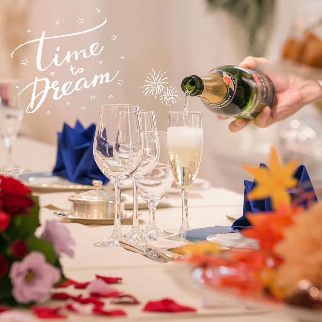 のインスタグラム：「It's the start of a fun wedding party:)!🤵🏻👰🏻🍀❤︎ * * 是非、【#ロイヤルホールヨコハマ 】のタグを付けて投稿してください♪ * 公式instagramで紹介させて頂くことも…❤︎ * * このアカウントでは実際にロイヤルホールヨコハマで結婚式を挙げたお客様の実例を中心に投稿しています💐 * * その他、フェア情報なども随時シェアをしています💍 質問などありましたら、お気軽にお電話📞・DM📩お待ちしています🤵🏻👰🏻 * * #セントパトリックチャーチ #大聖堂 #教会 #横浜 #関内 #みなとみらい #結婚式場 #プレ花嫁 #横浜婚 #横浜式場 #卒花レポ #結婚式レポ #式場探し #入籍 #プロポーズ #関東花嫁 #乾杯酒 #🥂」