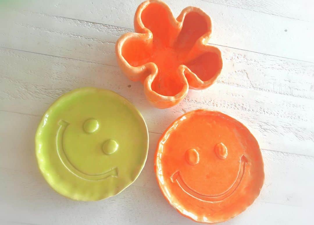 Moco Lima Hawaiiさんのインスタグラム写真 - (Moco Lima HawaiiInstagram)「Nico pouch with Nico dish  陶芸歴3ヶ月。陶芸と呼ぶには程遠い仕上がり。汗  #smileyface#smileypiercing#smiley#smile#keepsmiling😊#nico#ceramics#class#funtime#hobby#passion#design#designer#yellow#orange#applegreen#colorful#love#mocolima#hawaii#mylife#mystyle#unique#個性#陶芸#陶芸教室#趣味#友達」11月25日 12時06分 - mocolimahawaii