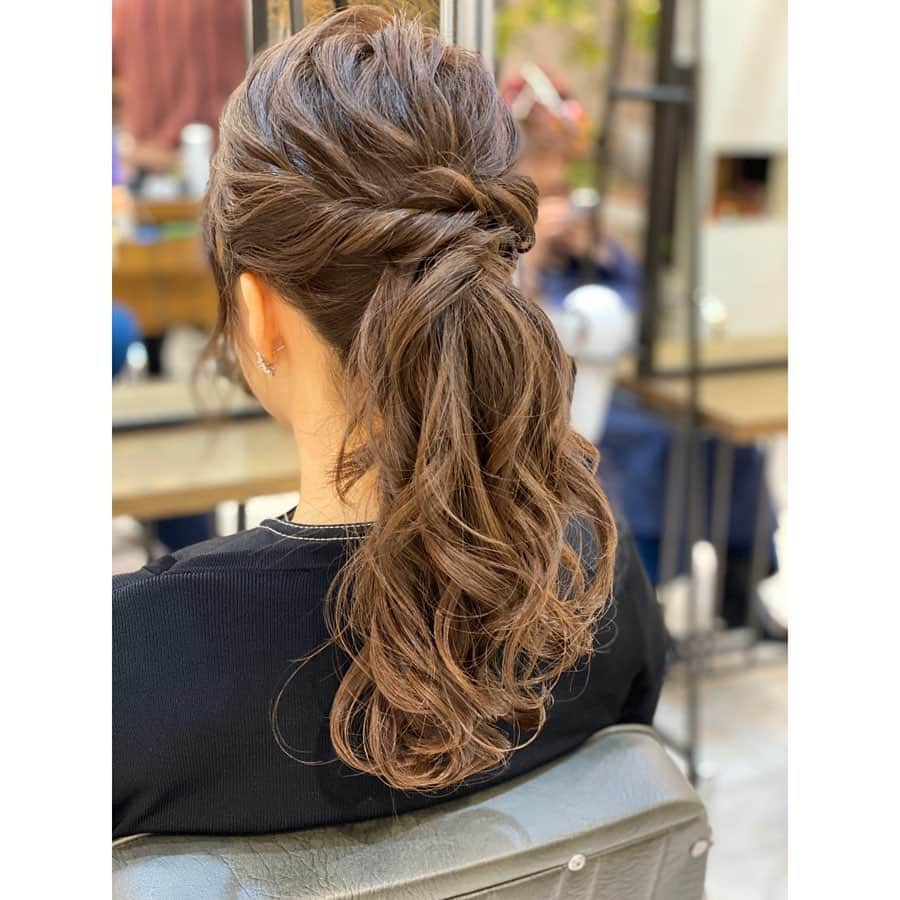 岡英里さんのインスタグラム写真 - (岡英里Instagram)「毎度お馴染み @cupola_omotesando でヘアセット😂❤️ . . 今回は店長さん @masakatsusano に担当して頂きました(^^) . . 可愛いヘアアレンジありがとうございました😊 . . #cupolaomotesando #クーポラ表参道 #美容室 #ヘアアレンジ #ヘアセット #可愛い #かわいい #ハーフアップ #ポニーテールアレンジ  #素敵 #お洒落 #お洒落大好き #アラサー #アラサー女子 #ナチュラルメイク #153cmコーデ #秋冬 #秋冬コーデ #ファー #ファー好き #ファッション大好き #ファッション #japapnese #instagood #followme #maxmara #frayid #louisvuitton」11月25日 12時08分 - okaeri0424