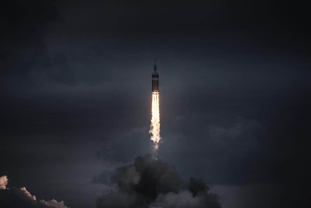Cole Riseのインスタグラム：「rocket scrolling by! reapproaching a few photos for a new series of prints. this one’s from the first uncrewed launch of Orion / same rocket at the end of The Martian. feels good diving back in with fresh eyes.」