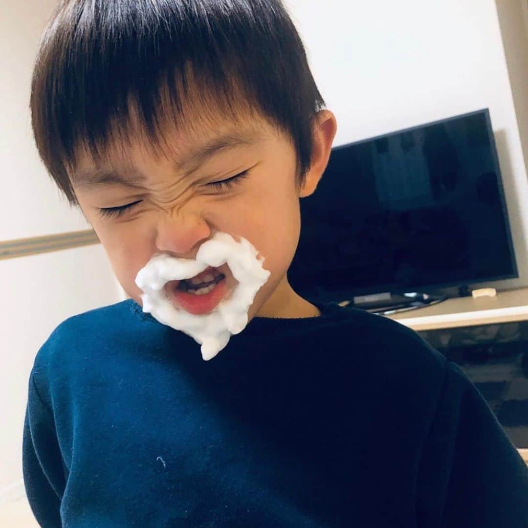 Fam's Baby ファムズベビーさんのインスタグラム写真 - (Fam's Baby ファムズベビーInstagram)「お使い頂きありがとうございます✨ 症状改善されますように…😢✨ 大人のターンオーバーは約28日間ですが、べびさん・お子様は新陳代謝が早いので4、5日で効果が出やすいと言われております。 ・ ・ #ベビースキンケア#ターンオーバー#敏感肌スキンケア#敏感肌適用#超敏感肌#ファムズベビー#肌荒れひどい#肌荒れケア#肌荒れ対策#肌荒れ防止#肌荒れ予防#肌荒れ中#赤み肌#アトピー対策#アトピー体質#かぶれ#乾燥肌の味方#乾燥性敏感肌#自然治癒#全身保湿#保湿命#保湿大事#保湿ケア ・ ・ #Repost @rinmido2714 ・・・ famsbaby使ってみた みどの肌荒れすごくて みどは落ち着きたい時に布に顔当てて口で吸ってるんだけど、肌荒れてワセリンこまめに塗っても、これされたら一瞬で取れるから意味なくてなかなか良くならなくて色々探した結果famsbabyをみつけて使ってみることに。 ふわふわな泡 塗った後すべすべ とりあえず経過観察 よくなるかな〜 お兄ちゃんにも使ってみた、というよりイタズラしてみた😆 いい表情何気にハート♥️ #famsbaby」11月25日 12時11分 - famsbaby