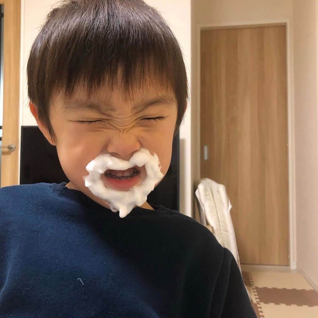 Fam's Baby ファムズベビーさんのインスタグラム写真 - (Fam's Baby ファムズベビーInstagram)「お使い頂きありがとうございます✨ 症状改善されますように…😢✨ 大人のターンオーバーは約28日間ですが、べびさん・お子様は新陳代謝が早いので4、5日で効果が出やすいと言われております。 ・ ・ #ベビースキンケア#ターンオーバー#敏感肌スキンケア#敏感肌適用#超敏感肌#ファムズベビー#肌荒れひどい#肌荒れケア#肌荒れ対策#肌荒れ防止#肌荒れ予防#肌荒れ中#赤み肌#アトピー対策#アトピー体質#かぶれ#乾燥肌の味方#乾燥性敏感肌#自然治癒#全身保湿#保湿命#保湿大事#保湿ケア ・ ・ #Repost @rinmido2714 ・・・ famsbaby使ってみた みどの肌荒れすごくて みどは落ち着きたい時に布に顔当てて口で吸ってるんだけど、肌荒れてワセリンこまめに塗っても、これされたら一瞬で取れるから意味なくてなかなか良くならなくて色々探した結果famsbabyをみつけて使ってみることに。 ふわふわな泡 塗った後すべすべ とりあえず経過観察 よくなるかな〜 お兄ちゃんにも使ってみた、というよりイタズラしてみた😆 いい表情何気にハート♥️ #famsbaby」11月25日 12時11分 - famsbaby
