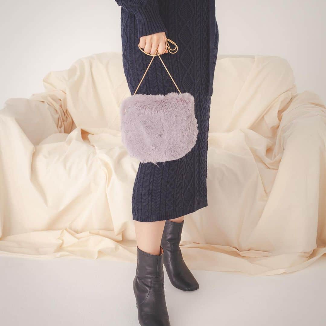 SMIRNASLI_officialのインスタグラム：「Fur Pochette . 今の季節にぴったりの ファーポシェット❤︎ カラーも豊富です！ . . #smirnasli #サミールナスリ」