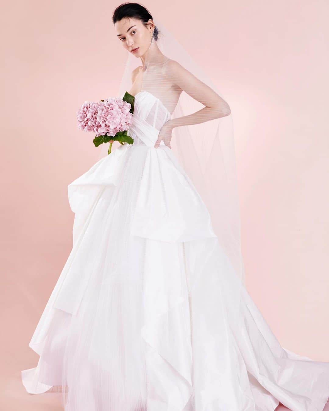 のインスタグラム：「New gowns by @angelsanchezusa have arrived in the Tokyo salon (omotesando).﻿ ﻿ MAGNOLIA WHITE omotesandoにAngel Sanchezの新作が入荷いたします。 元建築家でNYを拠点に活躍するAngel Sanchezが創るドレスはモダンかつフェミニンな個性溢れる美しいデザインです。ぜひお試しください。 ﻿ ご試着をご希望のお客様はMAGNOLIA WHITE omotesandoまでお問い合わせくださいませ。皆様のお越しをお待ちしております。﻿ ﻿ MAGNOLIA WHITE omotesando﻿ Tel. 03-6434-1313（火曜定休）﻿ ﻿ #magnoliawhite #mwhawaii #angelsanchez #weddingdress #weddinggown #bridalgown #couturegown #lacedress #hawaiiwedding #hawaiibride #hotelwedding #bridalfashion #マグノリアホワイト #アンヘルサンチェス #ウエディングドレス #インポートドレス #オーダードレス #レースドレス #チュールドレス #ドレス試着 #ドレス選び #海外ウエディング #海外挙式 #ハワイ挙式 #ハワイウエディング #リゾートウエディング #リゾ婚 #ホテルウエディング #ホテル婚 #ホテル挙式」