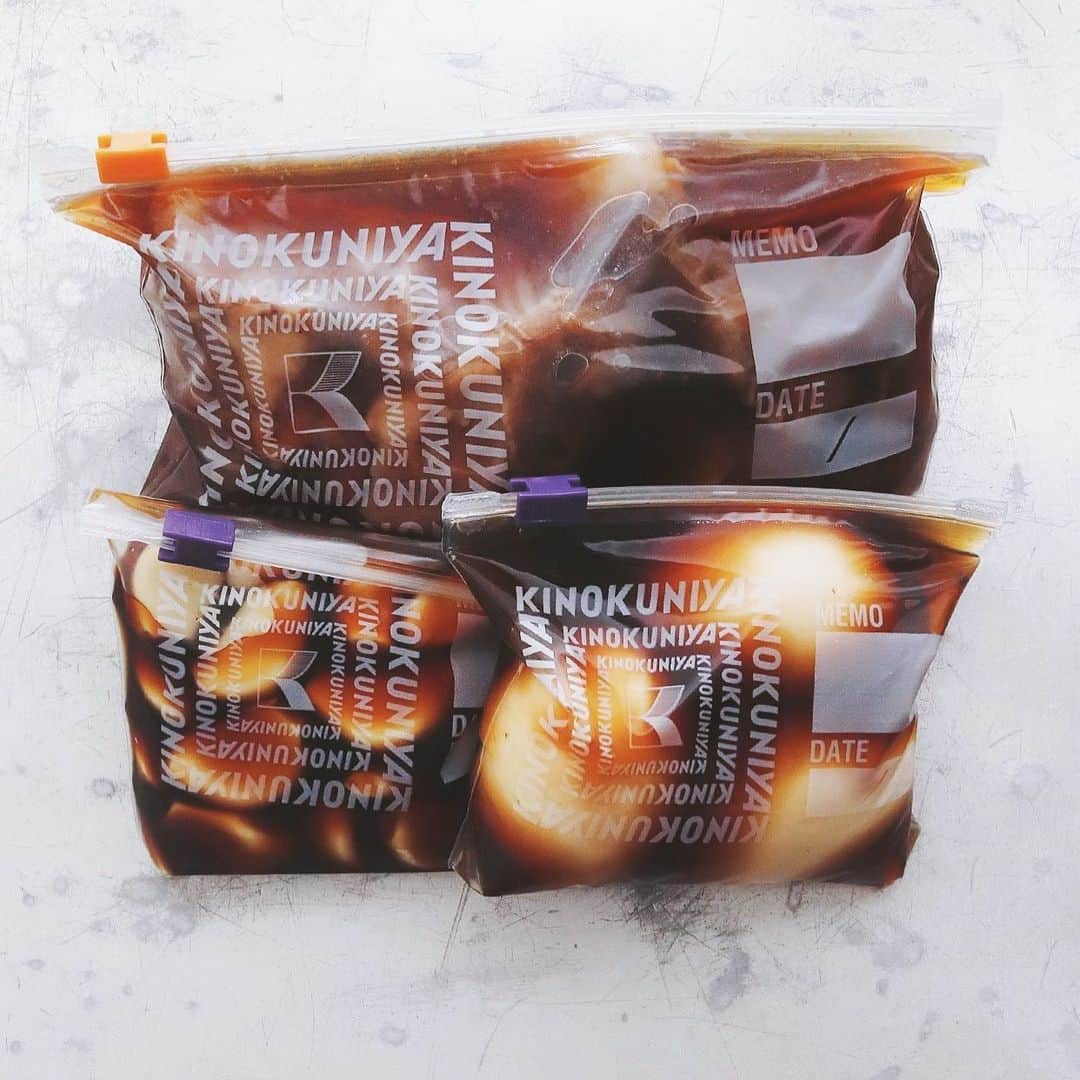 のインスタグラム：「Zipper Bags . 煮豚と味玉と にんにく醤油。 ラーメンとか チャーハンが 美味くなる奴。 タプタプでも 案外漏れない 紀ノ国屋の袋。 . . #煮豚 #味玉 #にんにく醤油 #作り置き #紀ノ国屋 #保存袋 #ジッパーバッグ #Zipperbags #KINOKUNIYA」