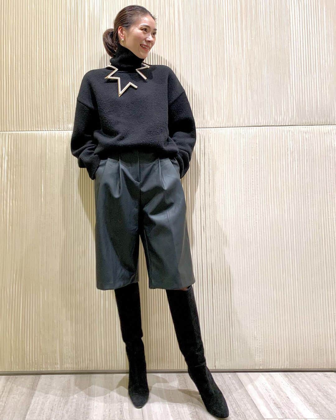 のインスタグラム：「・ Outfit☆ ・ Knit→ @s_essentials_  Bottoms → @thefrankieshop  Boots→ @michelvivienparis  Jewelry → @tasaki_intl ・ ・ オールブラックに @tasaki_intl のジュエリーを着けた夢みたいなスタイリング！  オールブラックは一つ一つ素材が違うブラックを組み合わせるのがポイント。  この日は、カシミア+フェイクレザー+スエードでした。  スターパールはデザイナータクーンの遊び心が表現された贅沢な1点。 どんな人が買ってどんな風に着けるのかな。  私ならカジュアルにニットやTシャツに着けて楽しみたいな❤️🙏🏻 ・ ・ #kumicloset  #tasaki #タサキ」