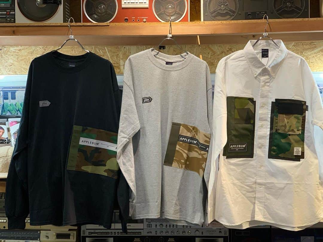 のインスタグラム：「【NEW ARRIVAL】 APPLEBUMから新作が到着✨  PLAYシリーズからOXFORD SHIRTとBIG SIDE POCKET L/S T-shirtです🔥  Recycle(再生) + Sense or Essense(感覚または本質)を表現するブランド『PLAY』とAPPLEBUMのコラボ商品👏✨✨ 両商品とも、世界各国から集めた様々な迷彩柄生地でポケットが作られています🕺🏻 さらにAPPLEBUM PLAYのロゴが入ったリフレクターテープが要所に落とし込まれています✨✨ 良き商品となってますので是非店頭までお越し下さい🙇‍♂️🙇‍♀️ 電話通販も可能ですので、お気軽にお問い合わせ下さい✨  ダンサーズコレクション原宿店 ☎03-5474-9575  #ダンコレ #ダンサーズコレクション #dancerscollection #tokyo #harajuku #applebum #play #shirt」