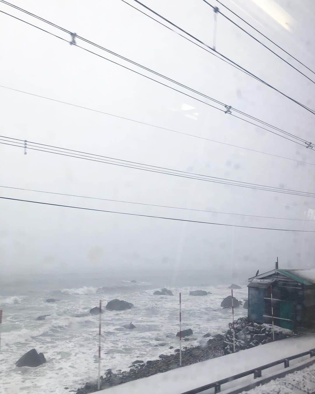 山本浩未さんのインスタグラム写真 - (山本浩未Instagram)「吹雪じゃないそーだけど 雪、雪、雪、雪ー😆✨✨✨ #北海道 #函館本線 #日本海 #石狩湾」11月25日 12時31分 - hiromicoy