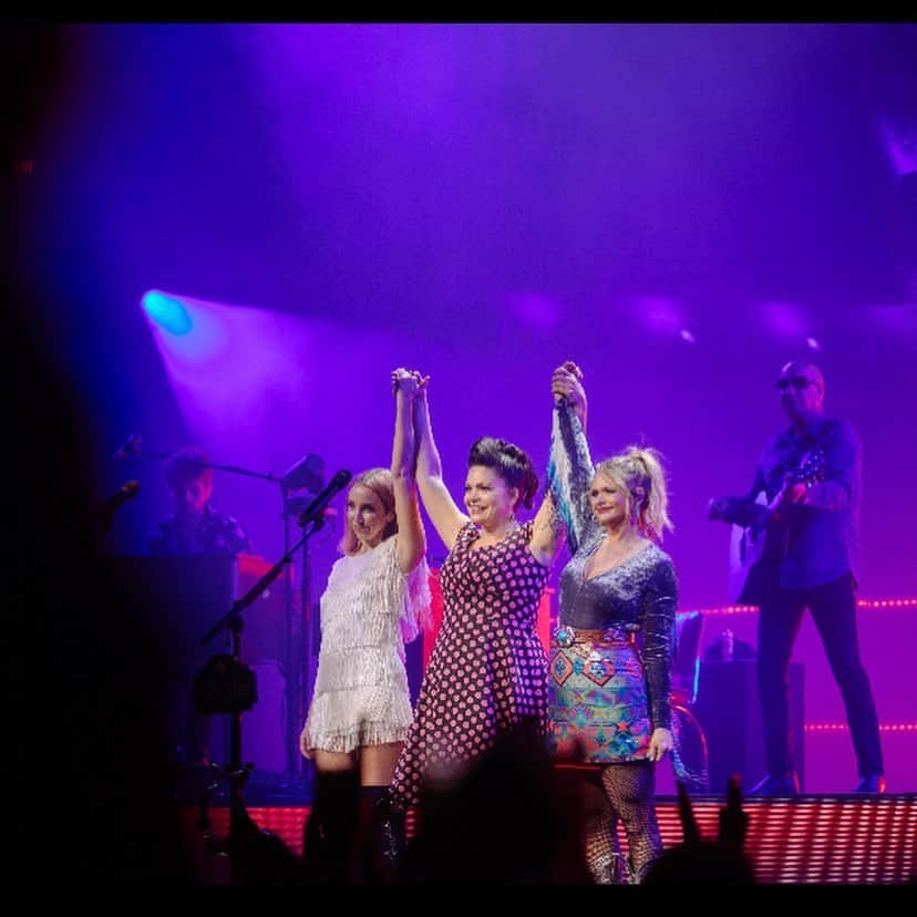 ミランダ・ランバートさんのインスタグラム写真 - (ミランダ・ランバートInstagram)「Final weekend of the #roadsidebarsandpinkguitars tour. This was one of my favorite tours I’ve ever done. Thank you to the band/crew for working so hard and most importantly to the girls for the friendship and inspiration. And Scotty Wray happy bday!!! 18 years playing music together! I love you dearly. 💙 Thanks to all the amazing country music fans who came out to hang with us. We love yun’s!  #allgirltour #countrymusic @elleking @tenilletownes @ashleymcbryde @marenmorris @cayleehammack @pistolannies 📷: @catherinepowell」11月25日 12時31分 - mirandalambert